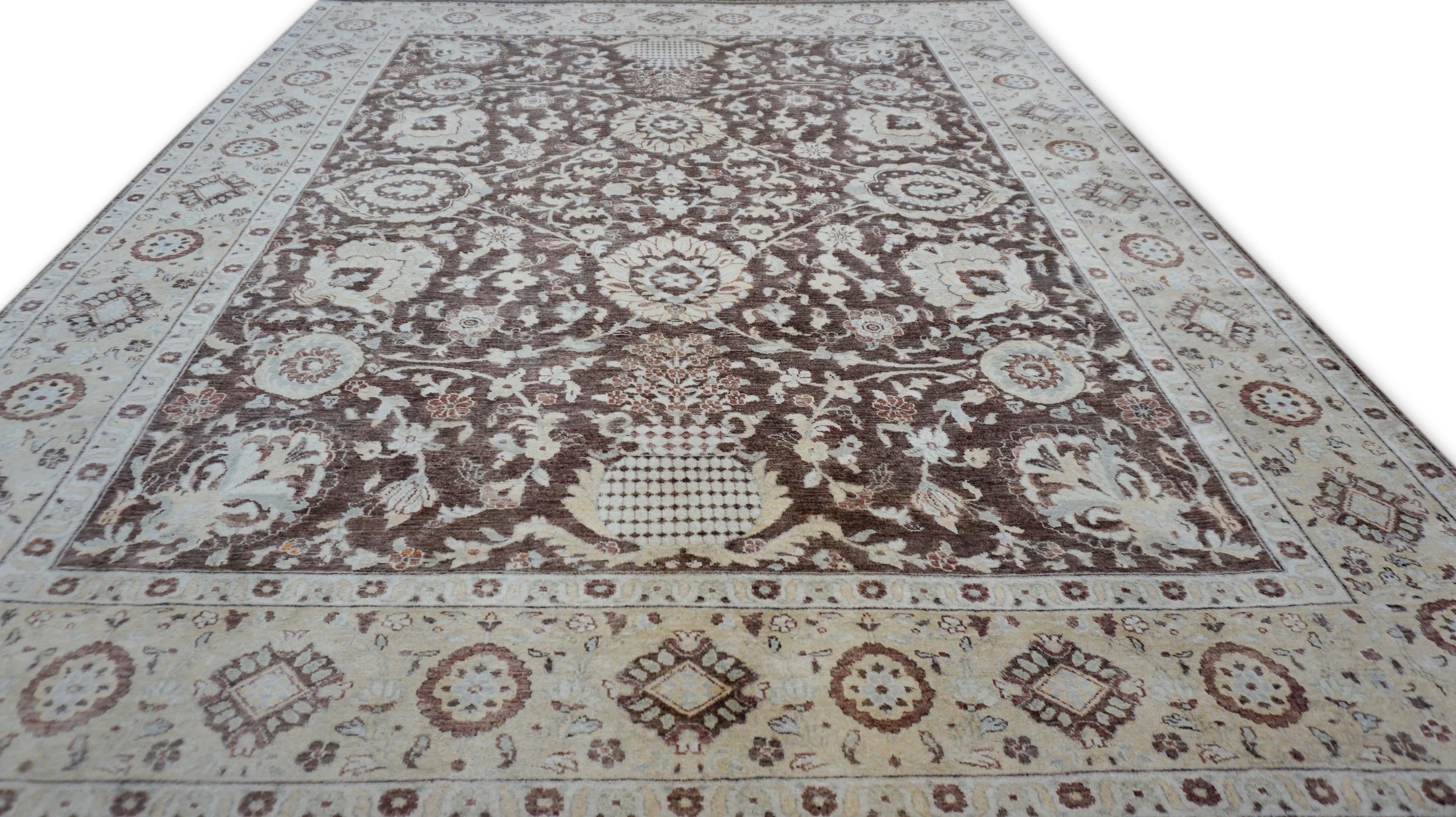 Pakistanais Tapis en laine marron et beige néoclassique 7'11''x9'11'' en vente