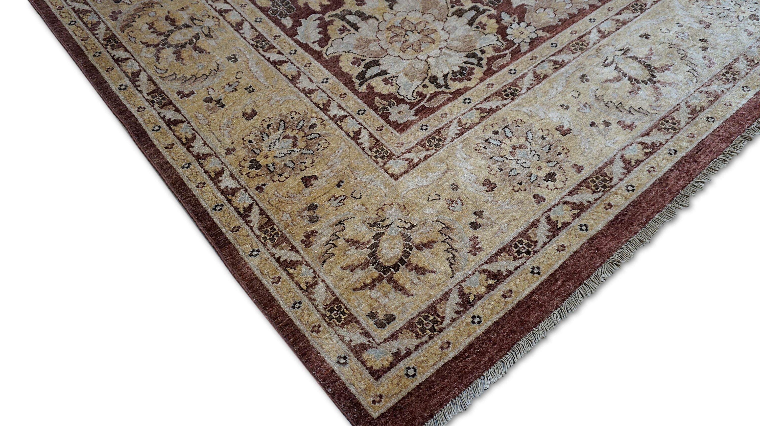 Questo eccezionale tappeto Sultanabad Rugs, annodato a mano, incarna la ricca eredità della tessitura persiana, rinomata per i suoi audaci motivi floreali e gli intricati dettagli. Realizzato con lana di prima qualità filata a mano, questo pezzo
