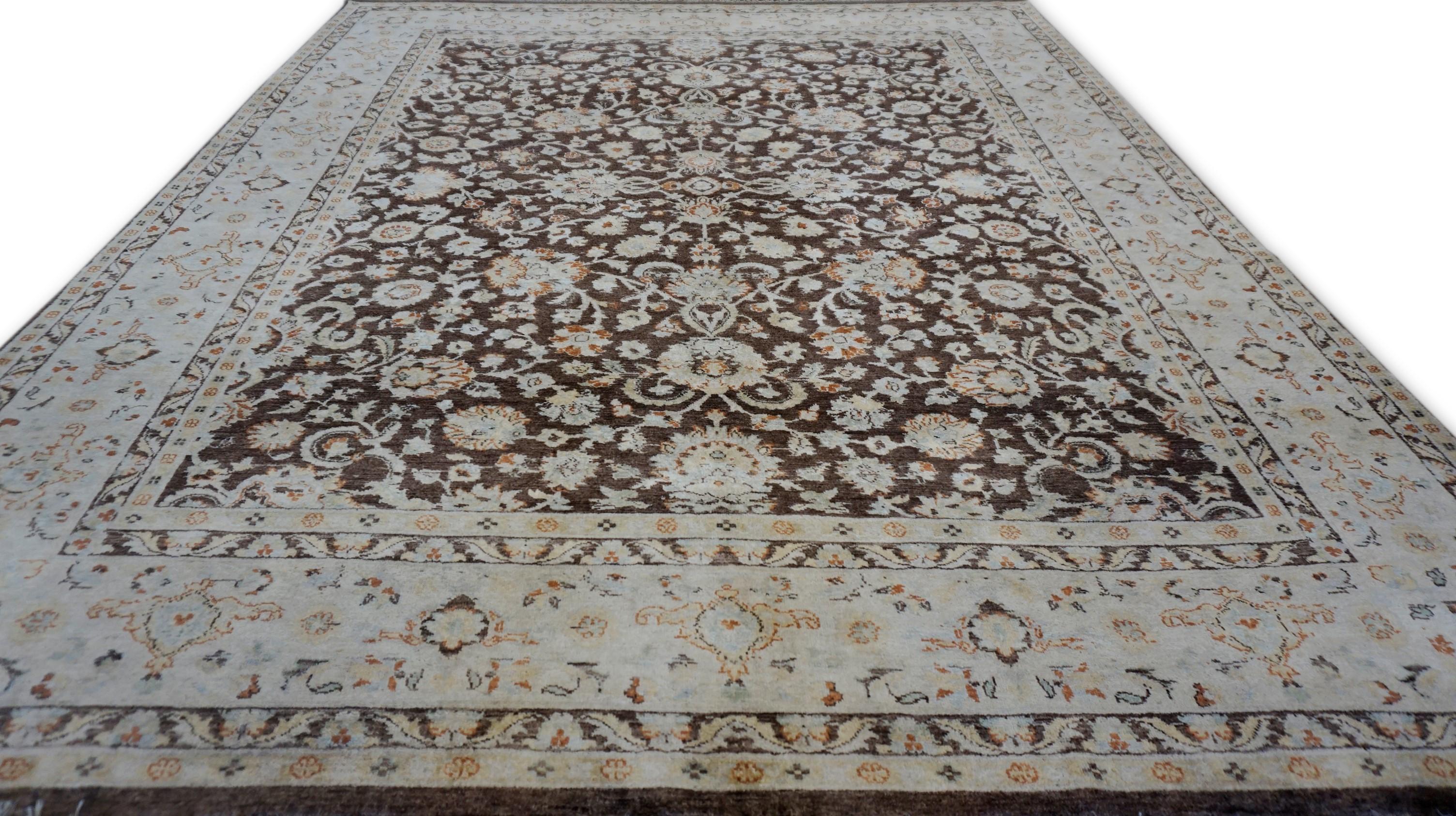 Néoclassique Tapis néoclassique marron, ivoire et beige 7'11''x10'' (en anglais) en vente