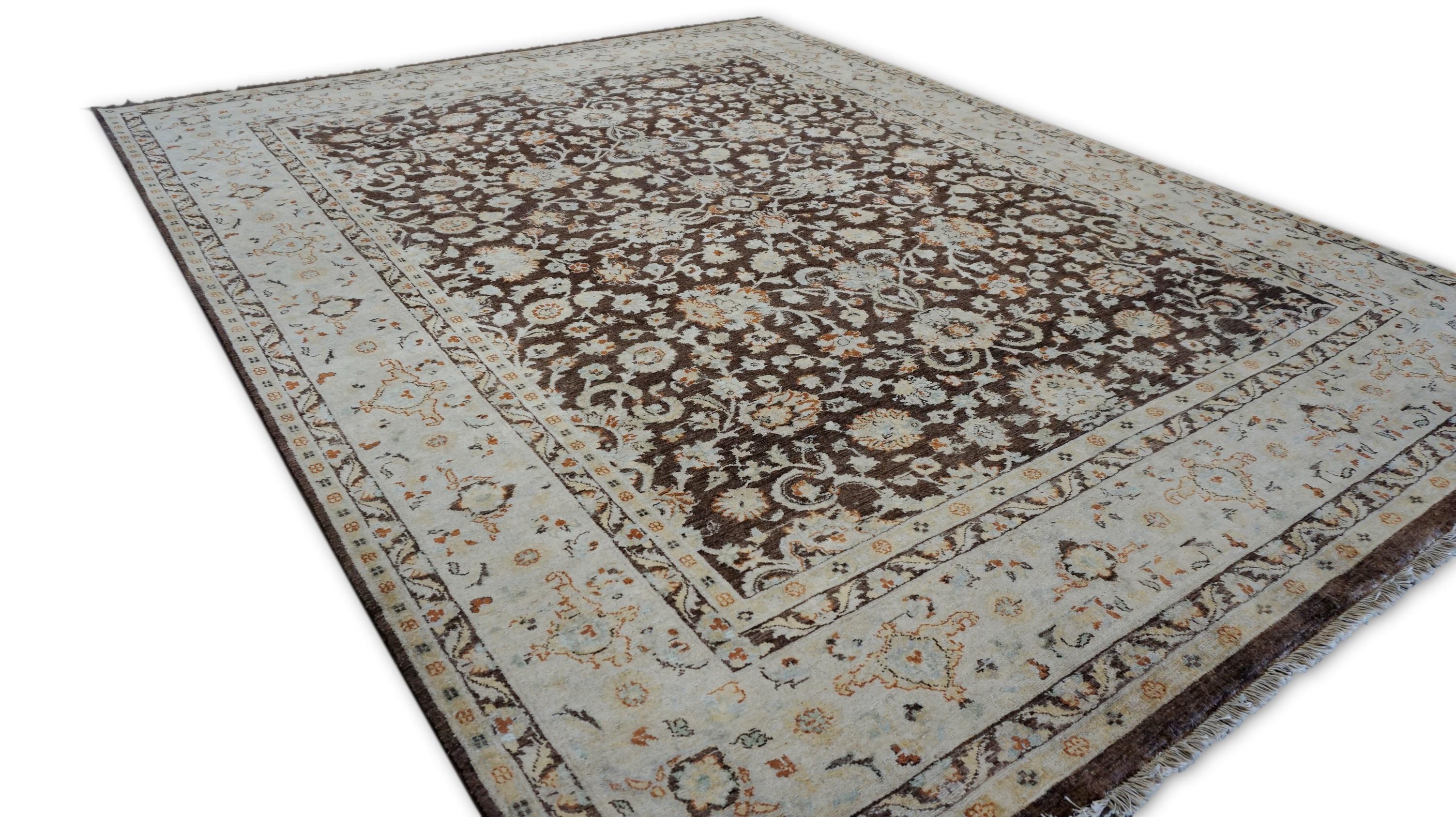 Pakistanais Tapis néoclassique marron, ivoire et beige 7'11''x10'' (en anglais) en vente