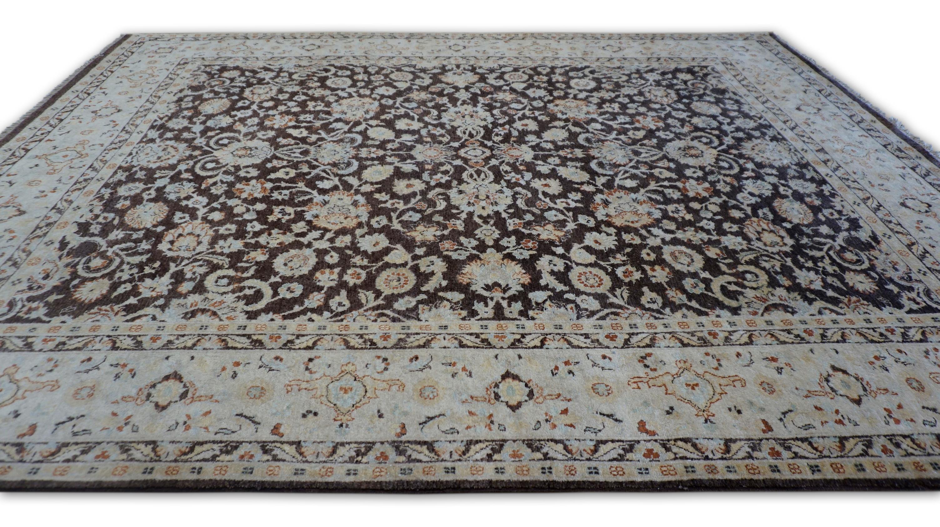 Noué à la main Tapis néoclassique marron, ivoire et beige 7'11''x10'' (en anglais) en vente