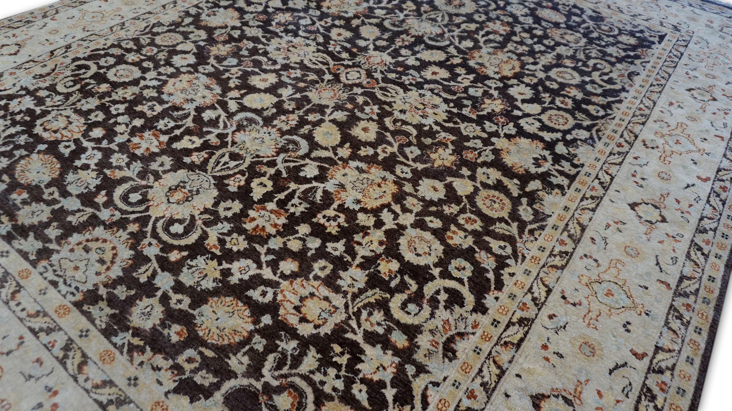 Tapis néoclassique marron, ivoire et beige 7'11''x10'' (en anglais) Neuf - En vente à Torrance, CA
