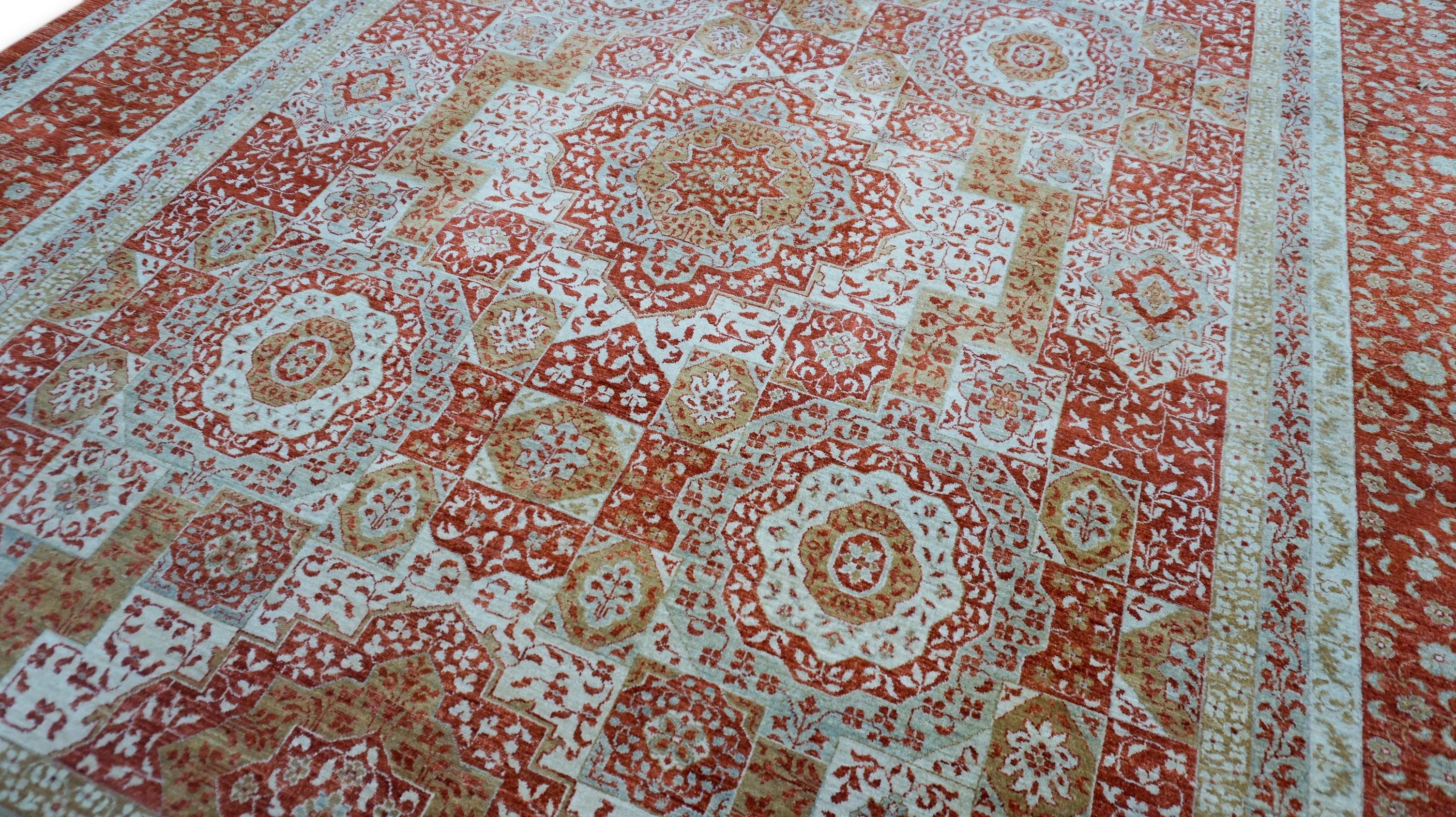Attingendo alla ricca tradizione estetica dei tappeti di corte Mamluke del XV secolo, Imperial Geometry è un capolavoro contemporaneo annodato a mano in Pakistan. Questo tappeto mette in mostra un gioco di geometrie sacre e medaglioni simmetrici,