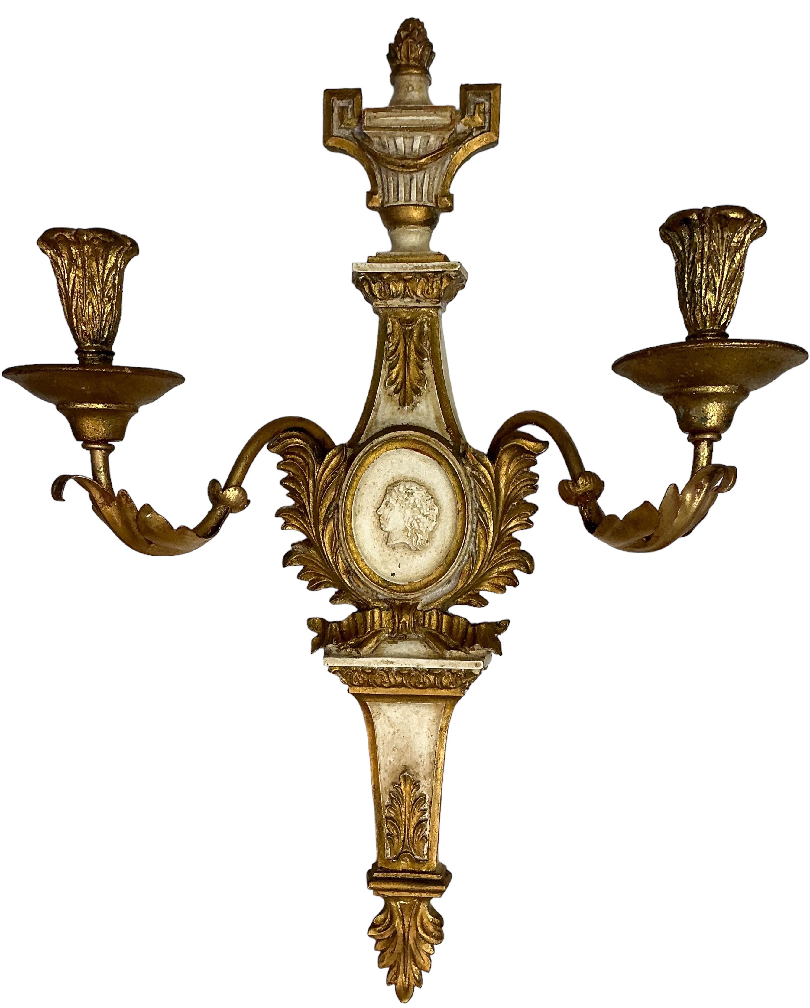 Neoklassizistische geschnitzte Wandleuchter aus vergoldetem Zinn im Grand Tour-Stil von Palladio – Paar im Angebot 3