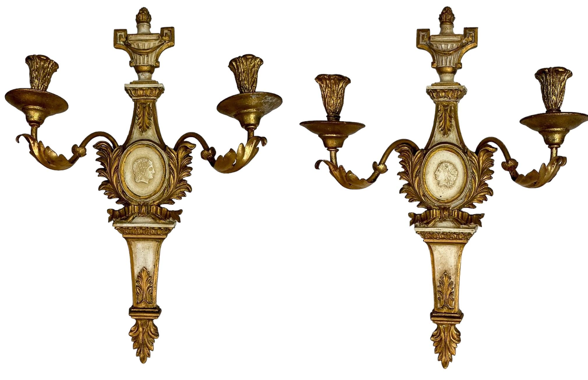 Dies ist ein Paar italienischer Wandleuchter im neoklassischen Stil aus geschnitztem Goldholz und Zinn von Palladio. Sie haben Post- und Frauenbüsten im Stichtiefdruckverfahren. Jede Leuchte hat eine vergoldete Urne an der Spitze. Die Wandleuchter