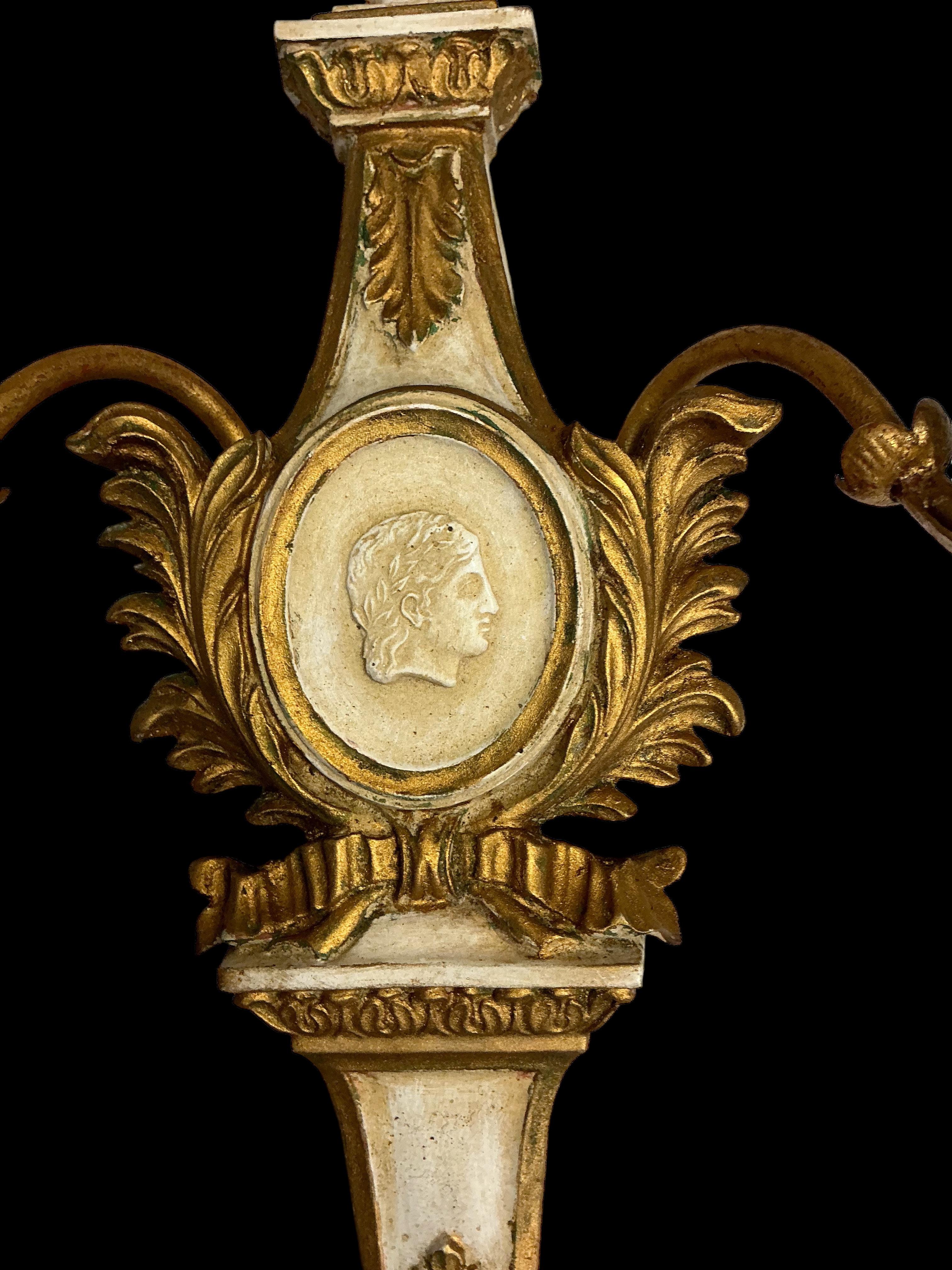 Neoklassizistische geschnitzte Wandleuchter aus vergoldetem Zinn im Grand Tour-Stil von Palladio – Paar (Neoklassisch) im Angebot