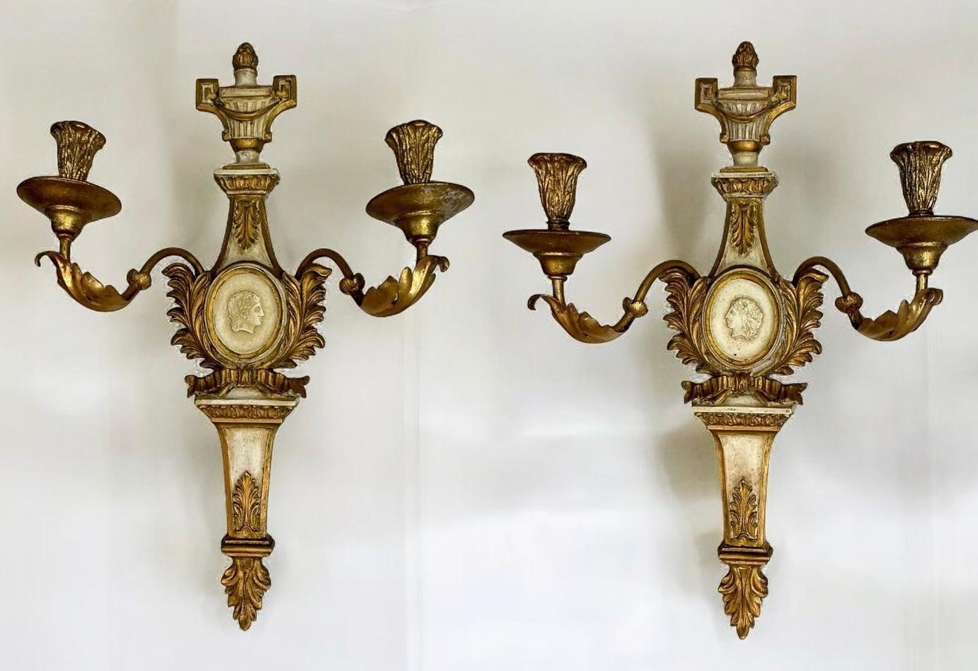 Neoklassizistische geschnitzte Wandleuchter aus vergoldetem Zinn im Grand Tour-Stil von Palladio – Paar im Zustand „Gut“ im Angebot in Kennesaw, GA