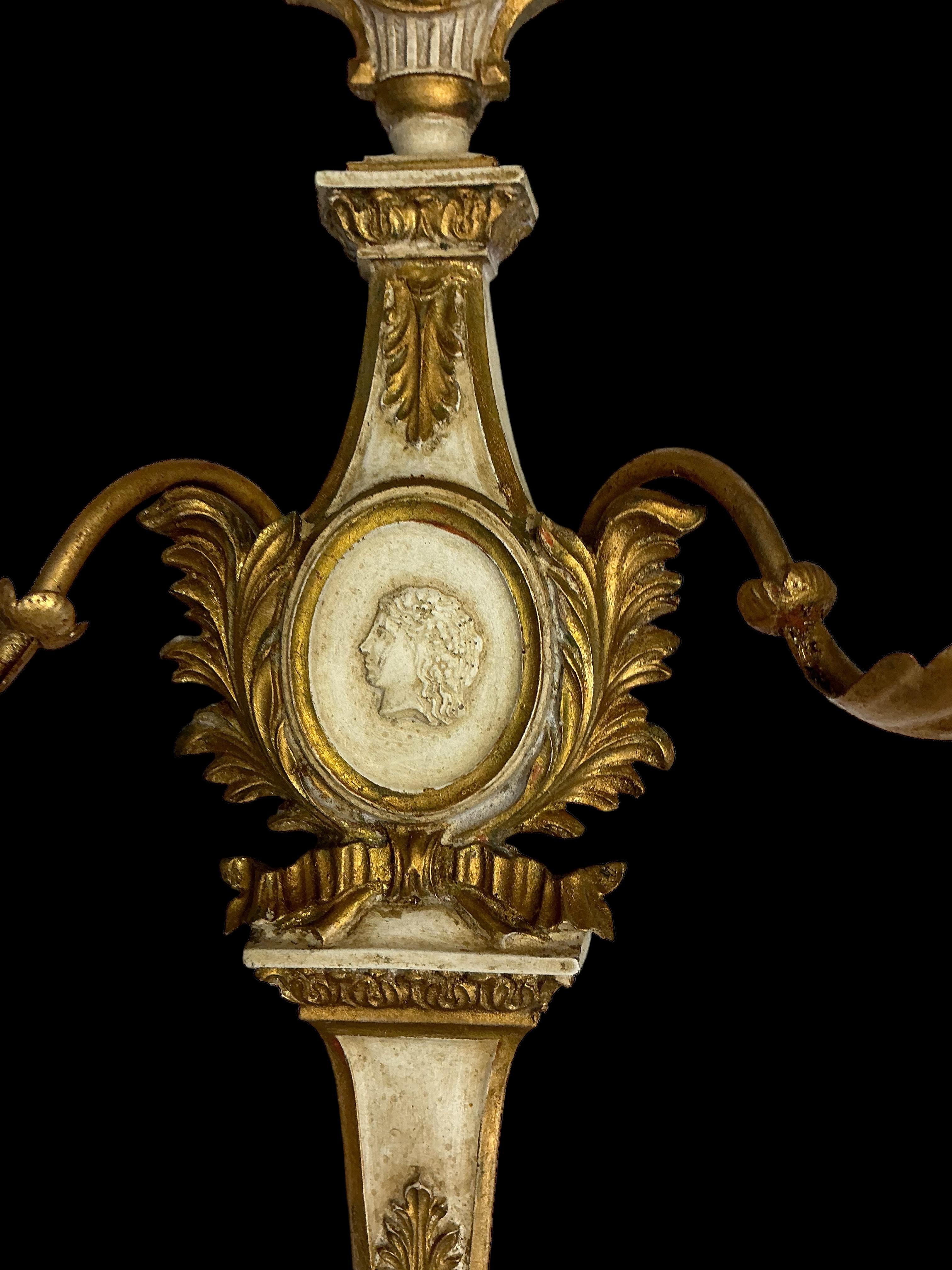 Neoklassizistische geschnitzte Wandleuchter aus vergoldetem Zinn im Grand Tour-Stil von Palladio – Paar (Mitte des 20. Jahrhunderts) im Angebot