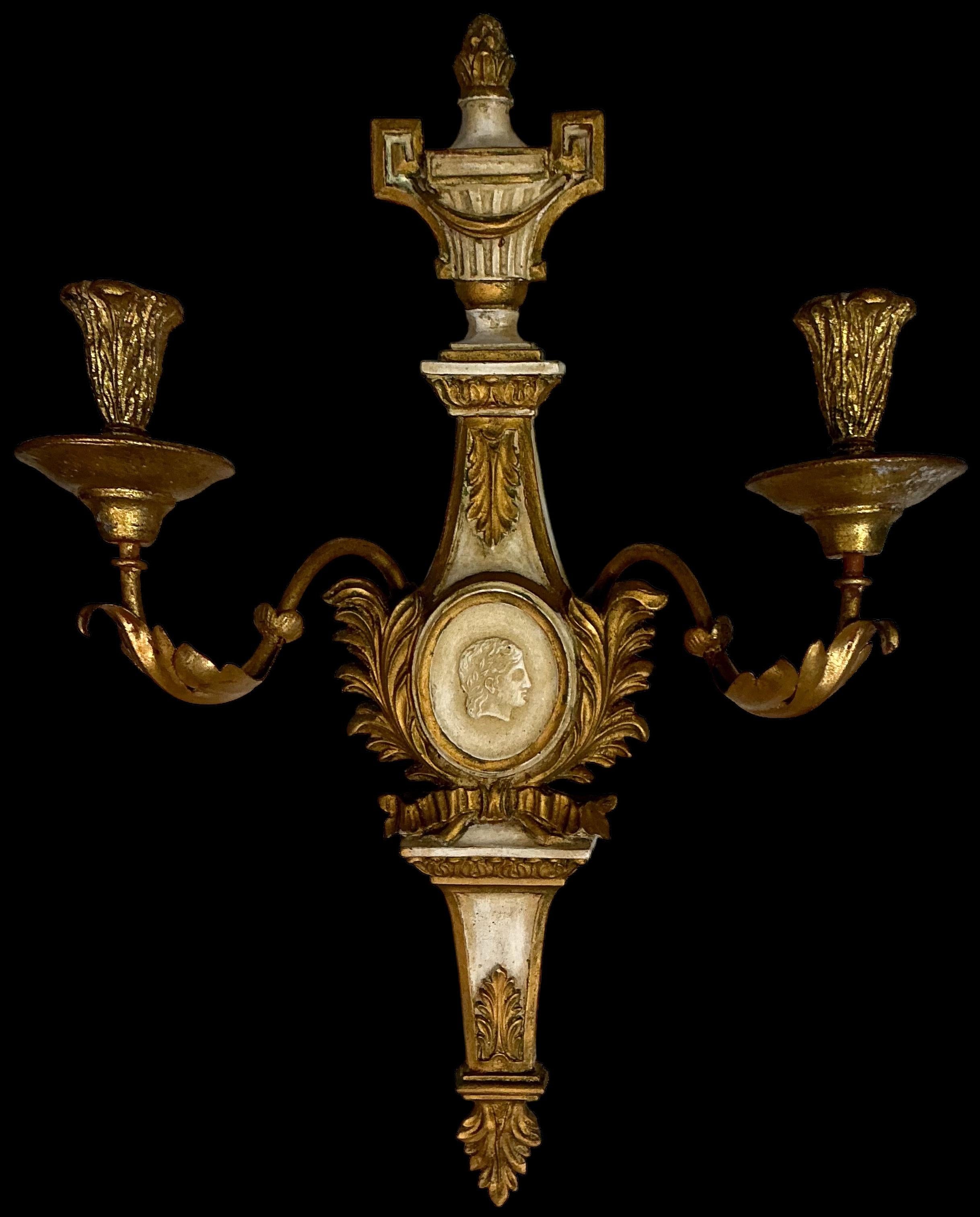 Neoklassizistische geschnitzte Wandleuchter aus vergoldetem Zinn im Grand Tour-Stil von Palladio – Paar (Metall) im Angebot