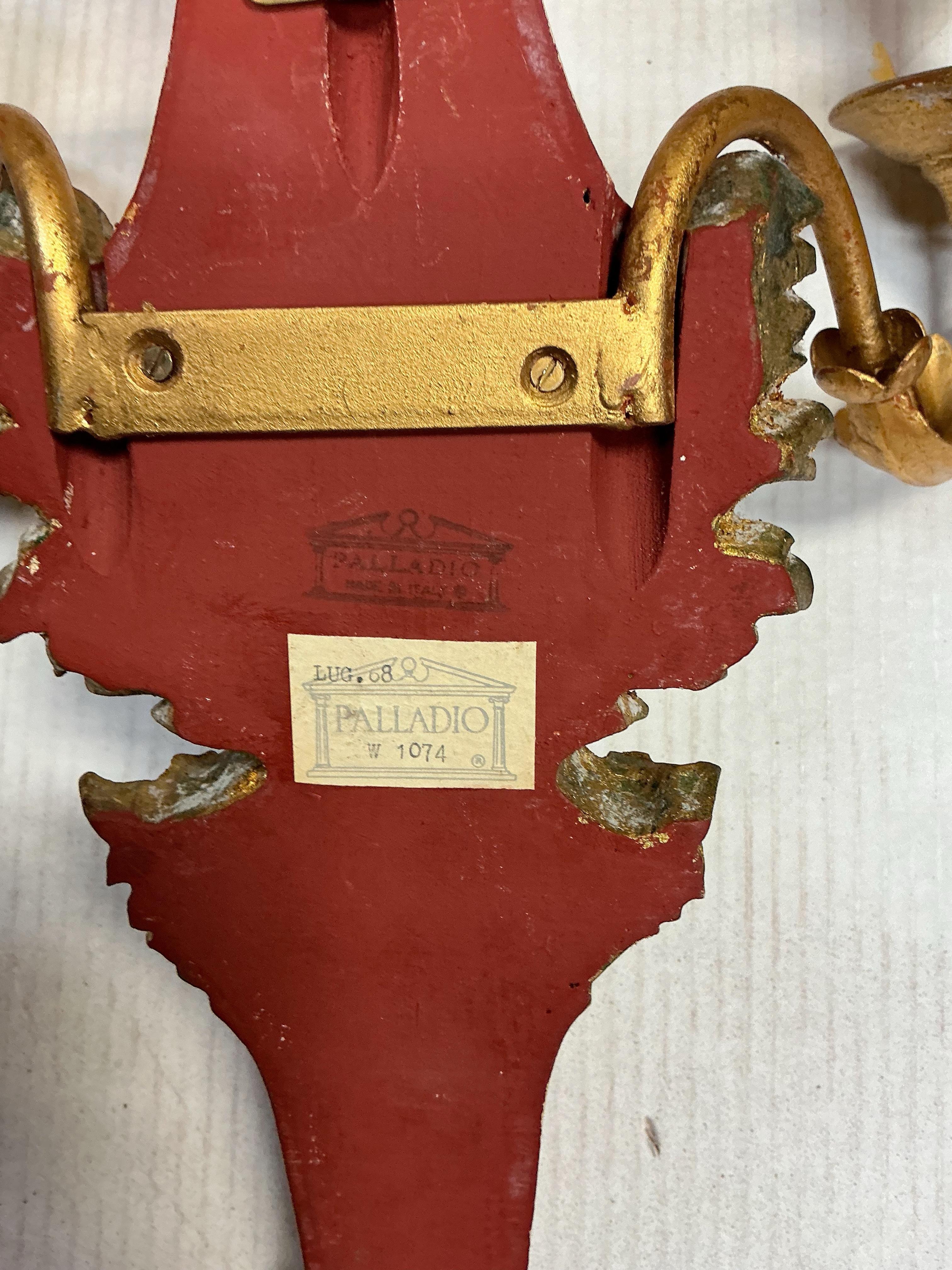 Neoklassizistische geschnitzte Wandleuchter aus vergoldetem Zinn im Grand Tour-Stil von Palladio – Paar im Angebot 2