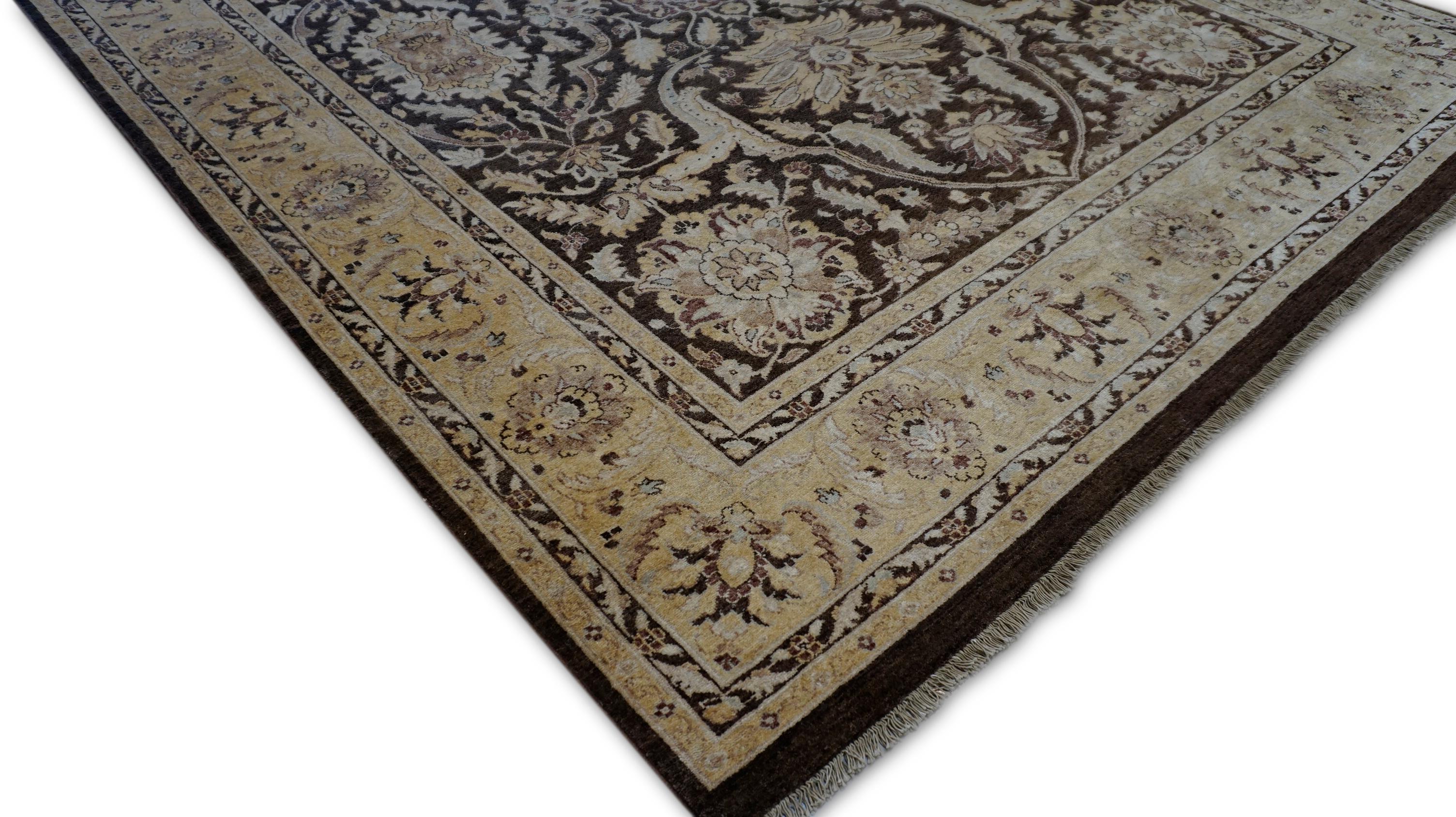 Neo-Classical Chocolate Brown and Beige Sultanabad Rug 7'8''x10' Neoclásico en venta