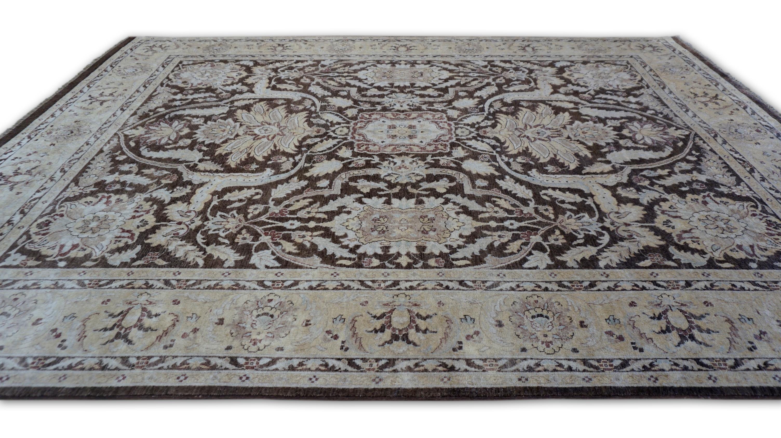 Neo-Classical Chocolate Brown and Beige Sultanabad Rug 7'8''x10' Pakistaní en venta