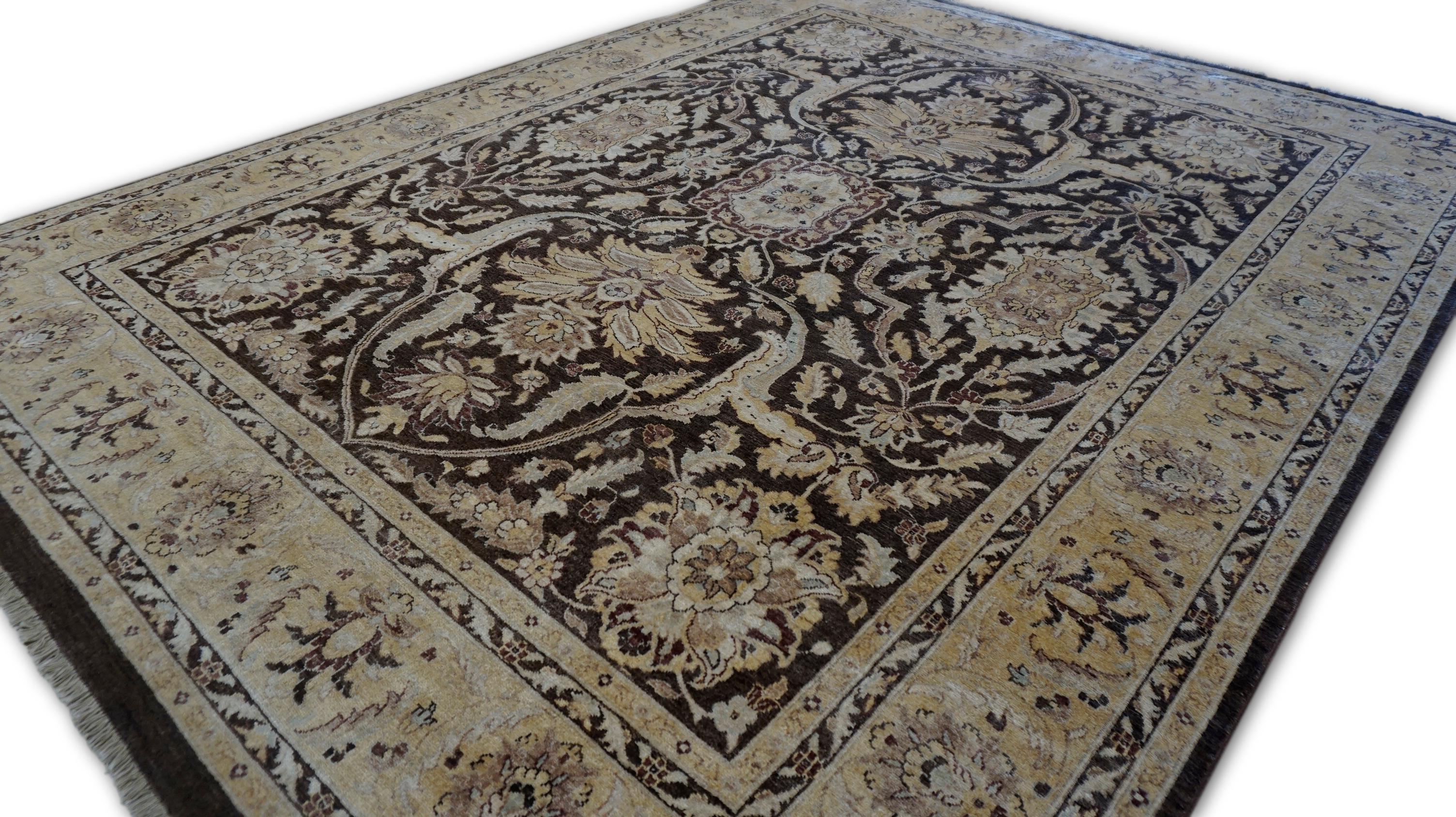 Neo-Classical Chocolate Brown and Beige Sultanabad Rug 7'8''x10' Anudado a mano en venta