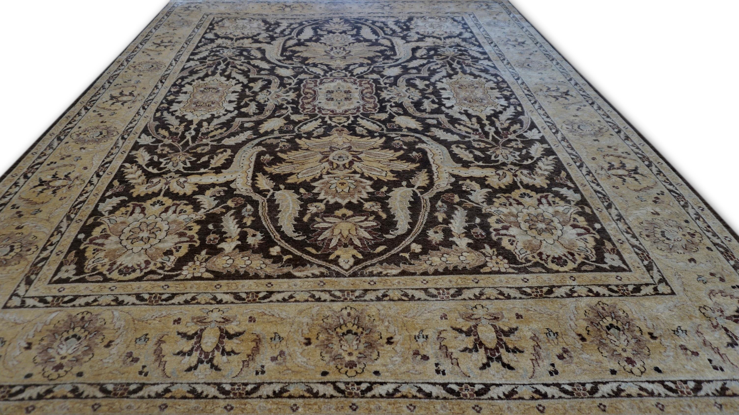Neo-Classical Chocolate Brown and Beige Sultanabad Rug 7'8''x10' en Nuevo estado para la venta en Torrance, CA