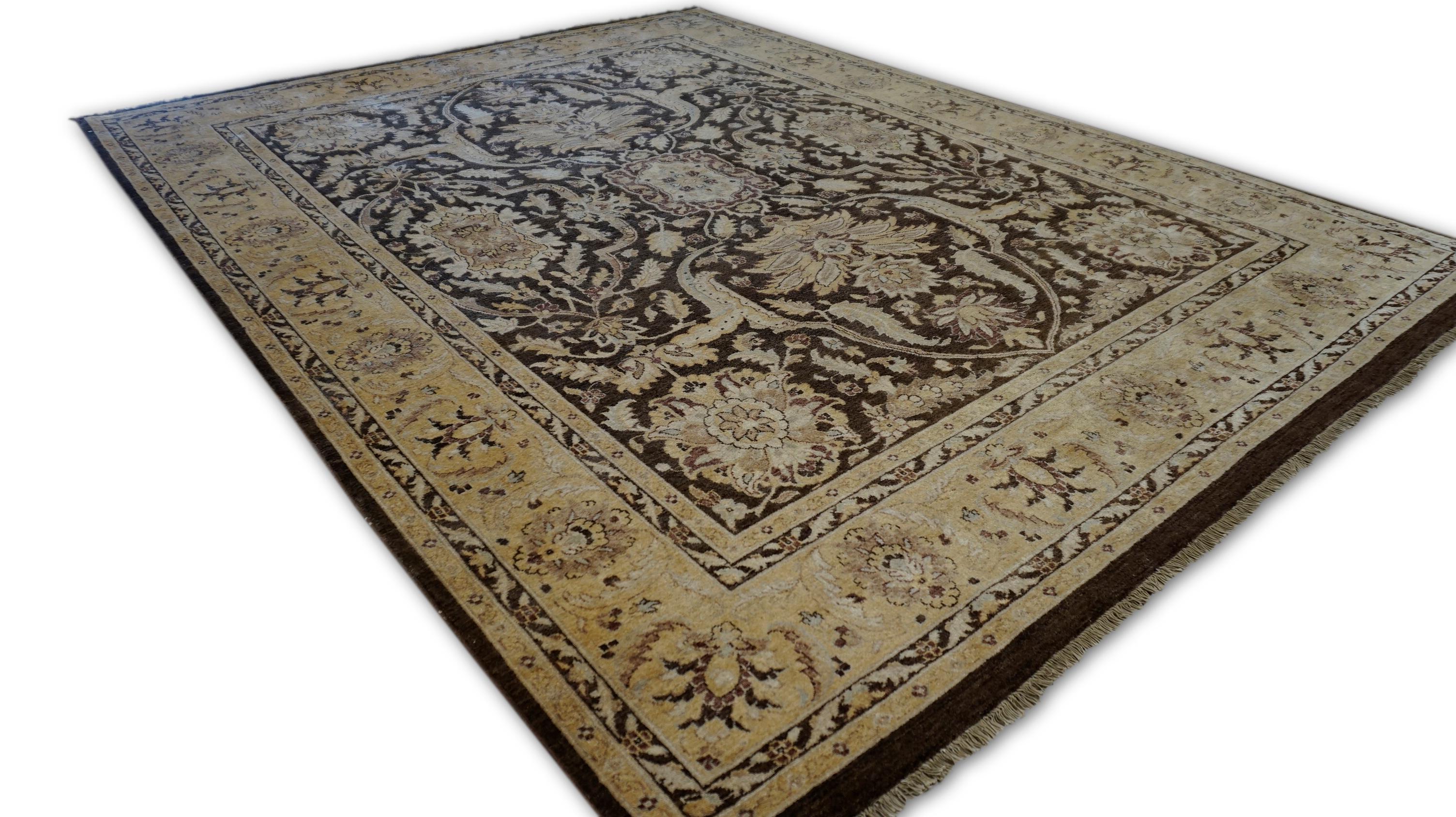 Neo-Classical Chocolate Brown and Beige Sultanabad Rug 7'8''x10' Siglo XXI y contemporáneo en venta