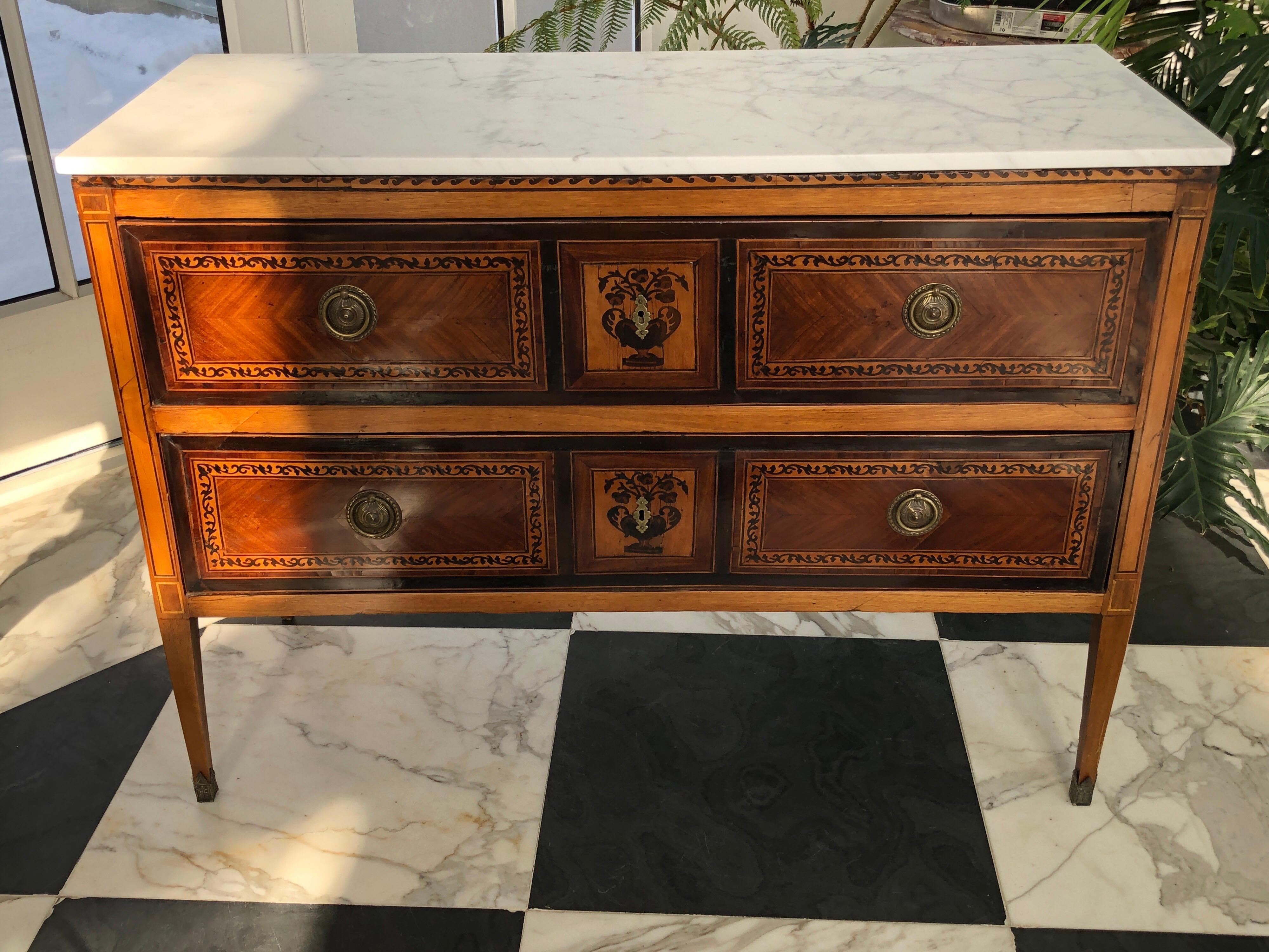 Commode - Neoclassical In Good Condition For Sale In New Haven, CT