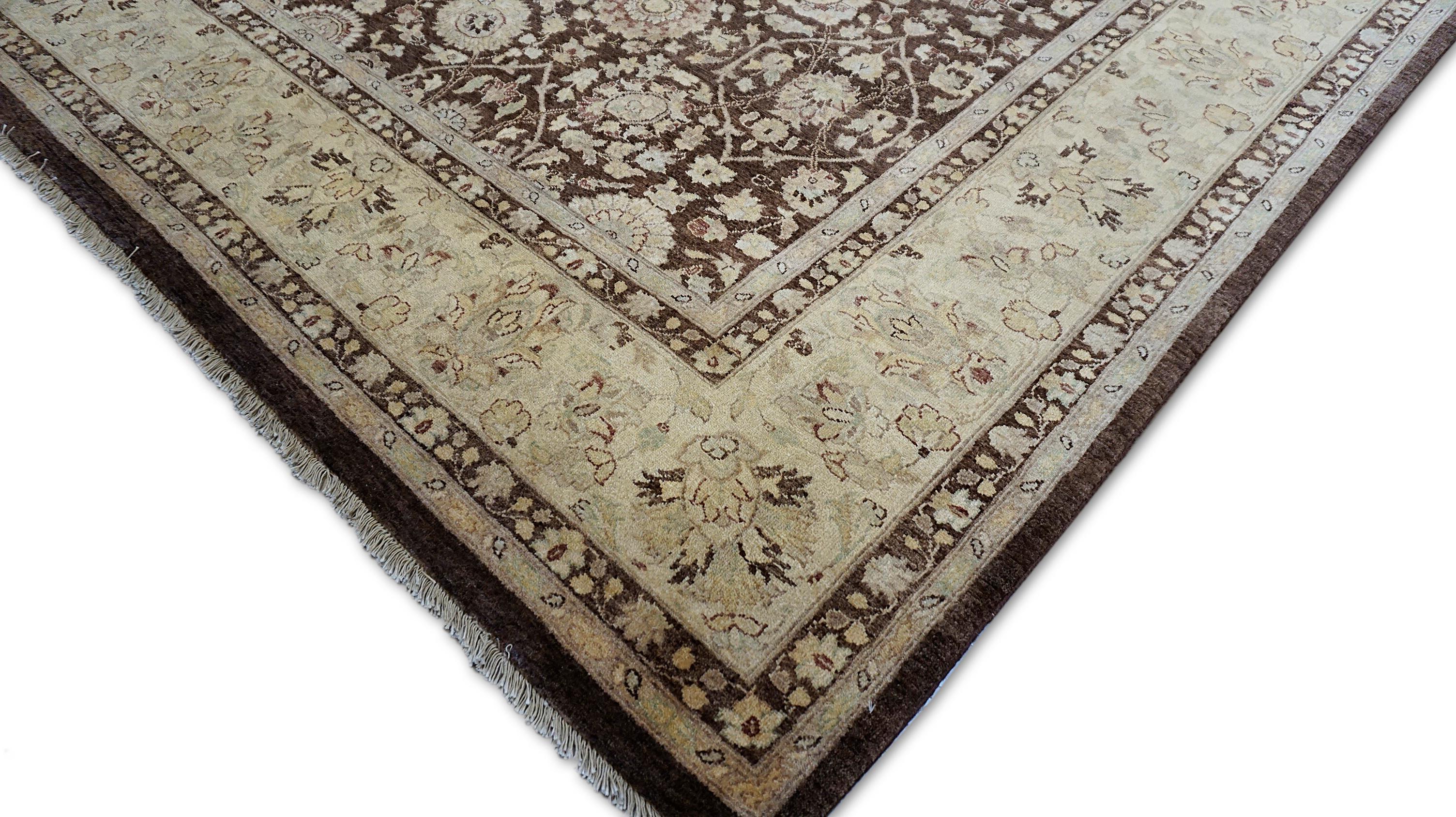 Questo squisito tappeto Sultanabad Rugs, annodato a mano, cattura l'eleganza senza tempo del design persiano con un'interpretazione moderna. Il campo di cioccolato intenso è riccamente ornato da intricati motivi floreali e botanici, con un classico