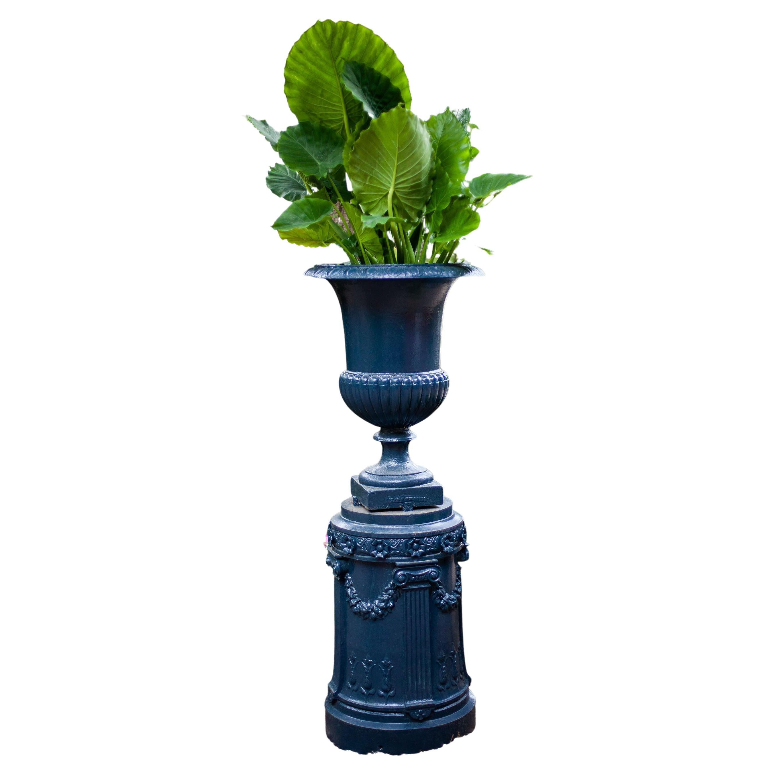 Urne en fer vintage néoclassique en forme d'œuf et de fléchette sur socle