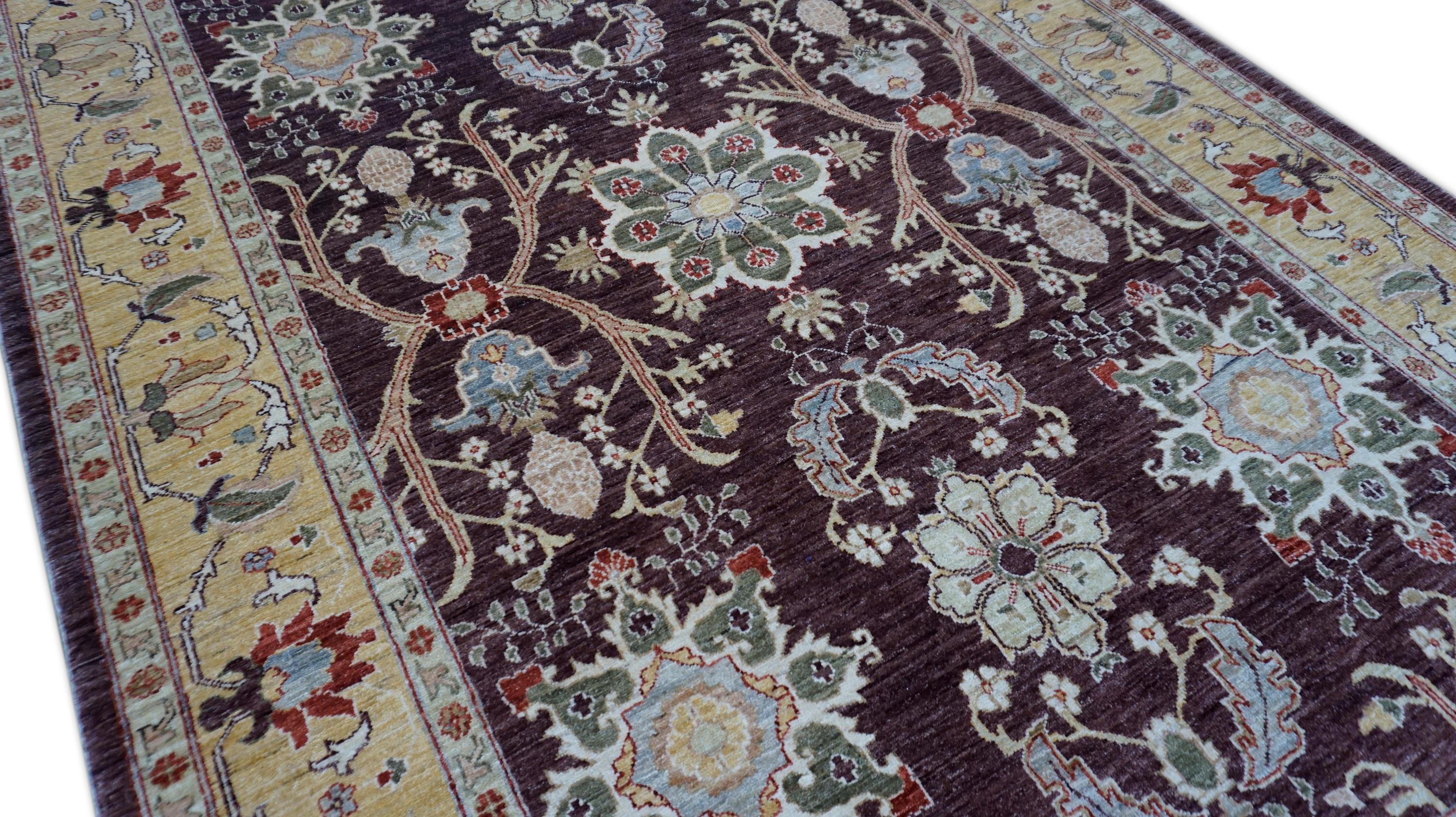 Neoklassizistischer Eierpflanzgefäß mit Goldbordüren-Wollteppich 6'x8'11'' (Pakistanisch) im Angebot