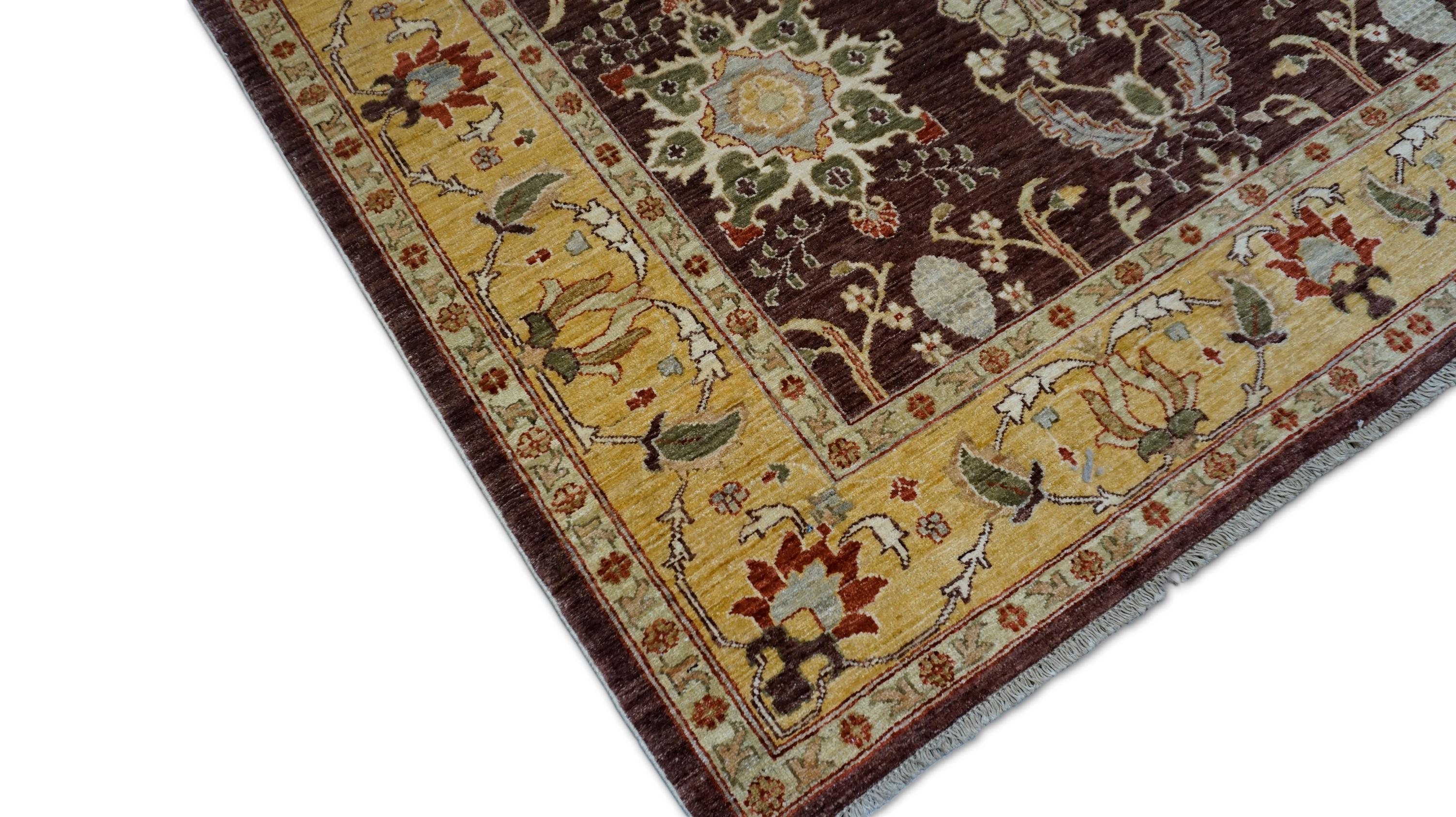 Dieser exquisite handgeknüpfte Wollteppich zeichnet sich durch ein raffiniertes klassisches Design aus, das tief in der persisch inspirierten floralen Ästhetik verwurzelt ist. Im Mittelpunkt dieses Stücks steht ein symmetrisches Medaillon, umrahmt