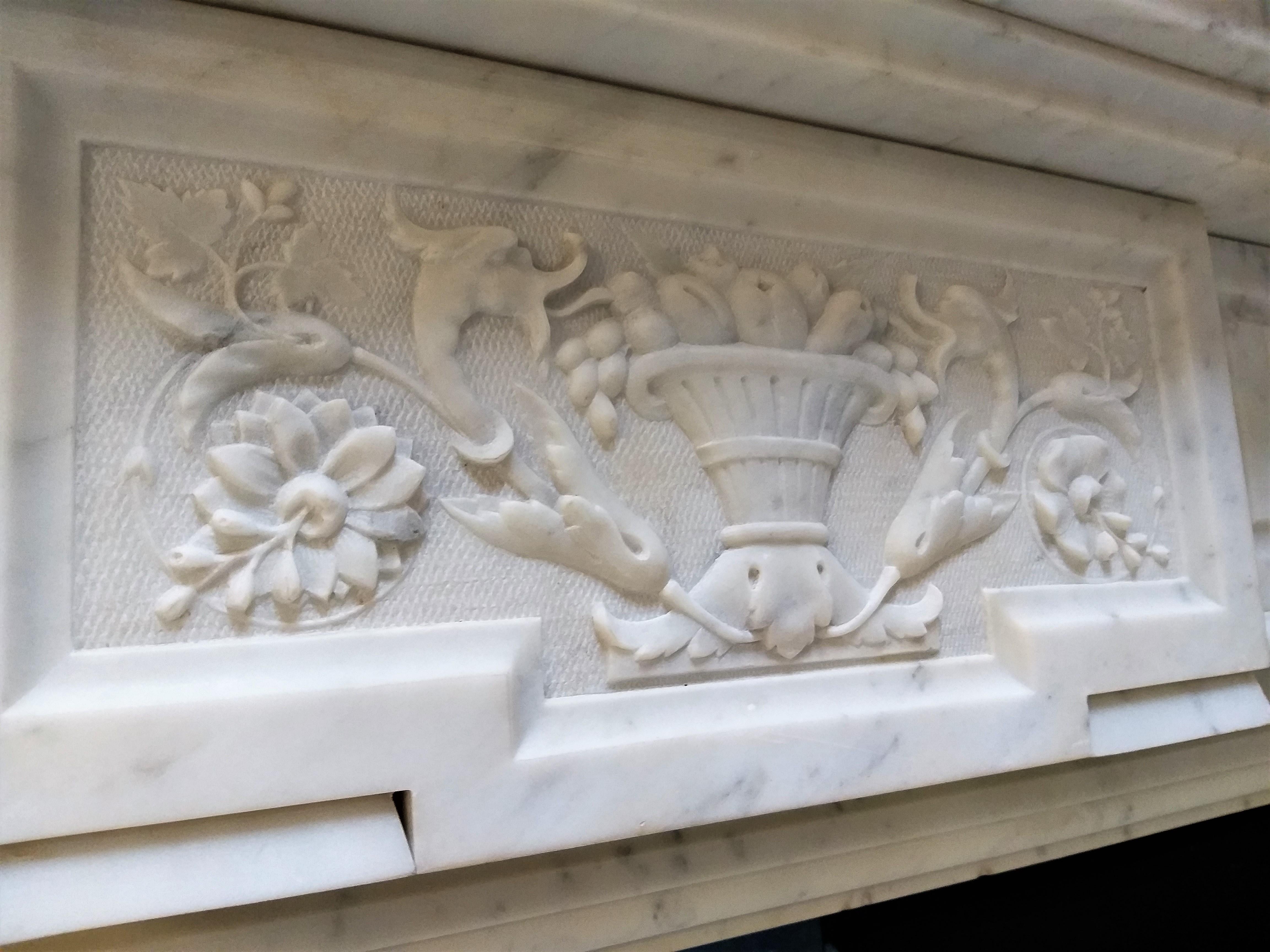 Neo-classical Fireplace in Carrara Marble, Late 19th Century In Good Condition For Sale In Gembloux, BE
