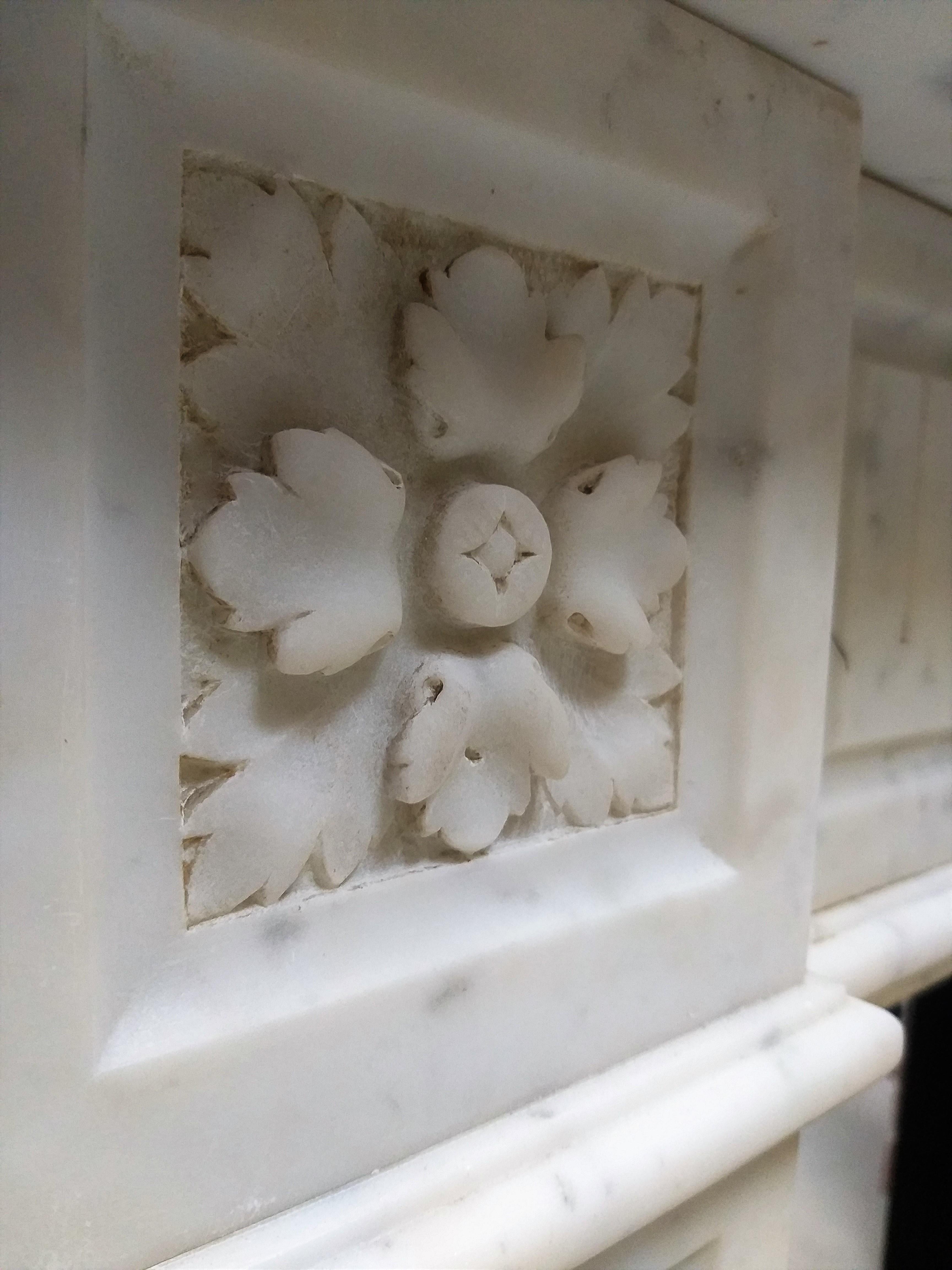 Neo-classical Fireplace in Carrara Marble, Late 19th Century For Sale 1