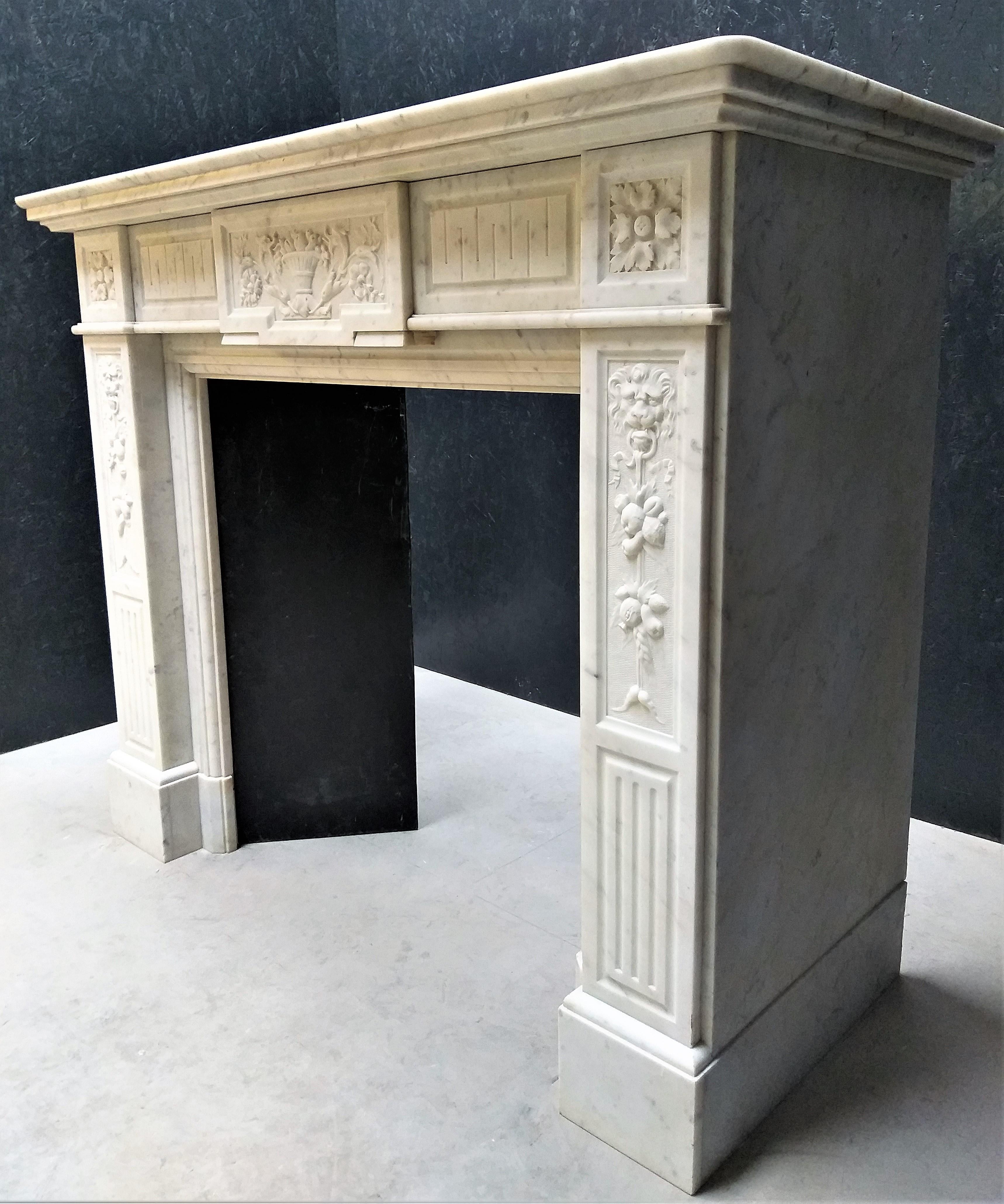 Neo-classical Fireplace in Carrara Marble, Late 19th Century For Sale 4