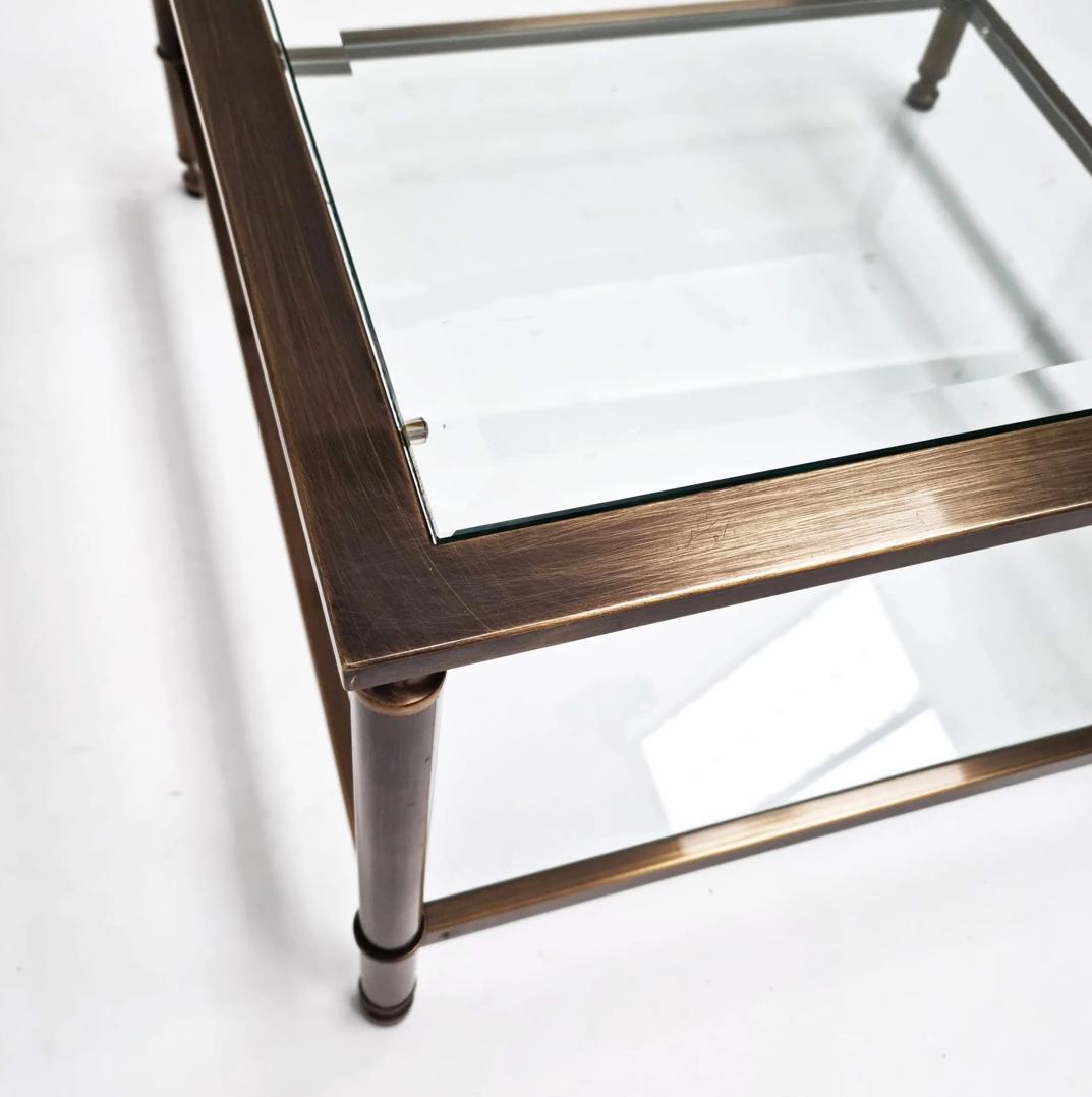 Tavolino da cocktail con struttura scanalata in bronzo in tre parti e piano in vetro bronzo con bordi a specchio.