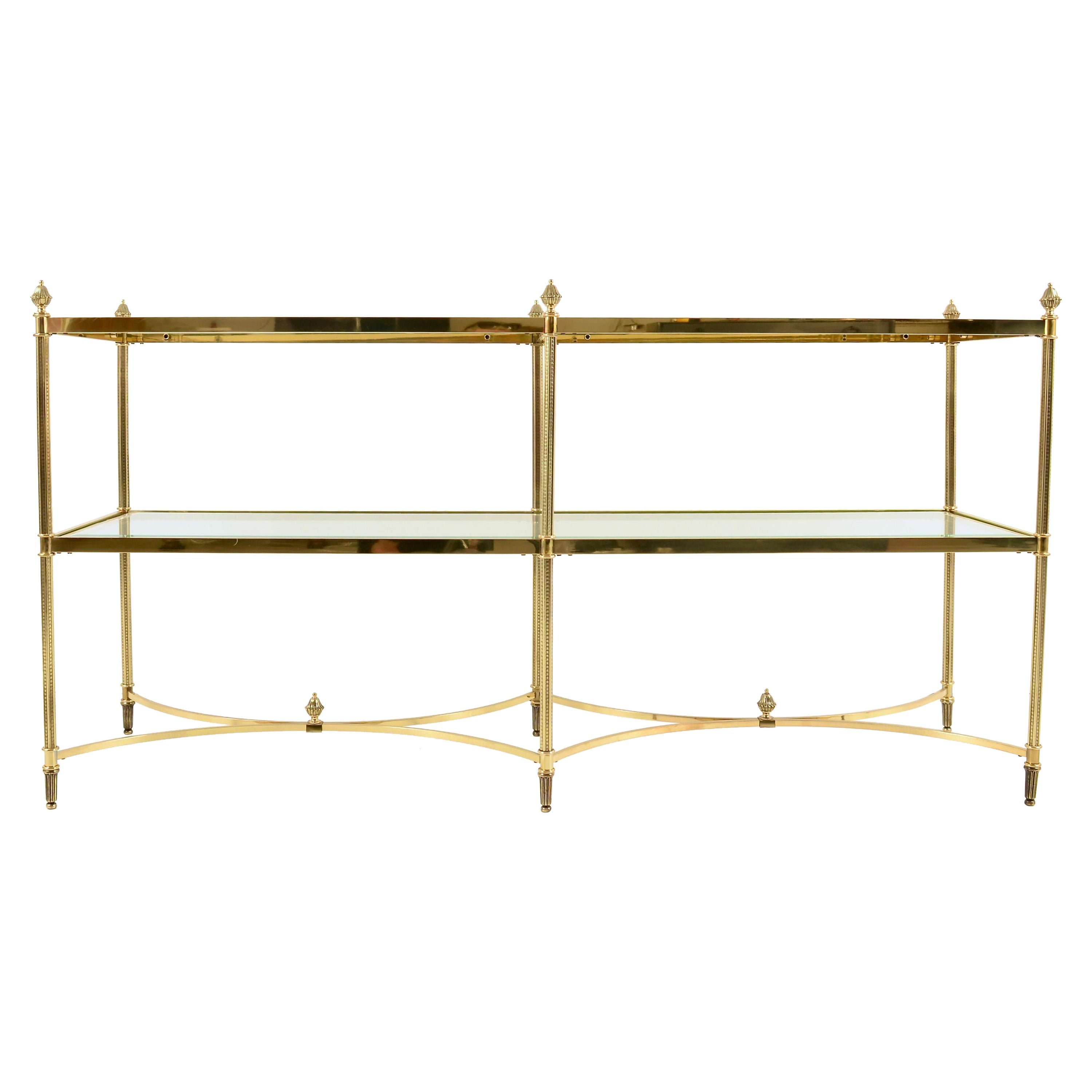 Mesa de sofá de forma neoclásica en latón pulido con estantes de cristal biselado