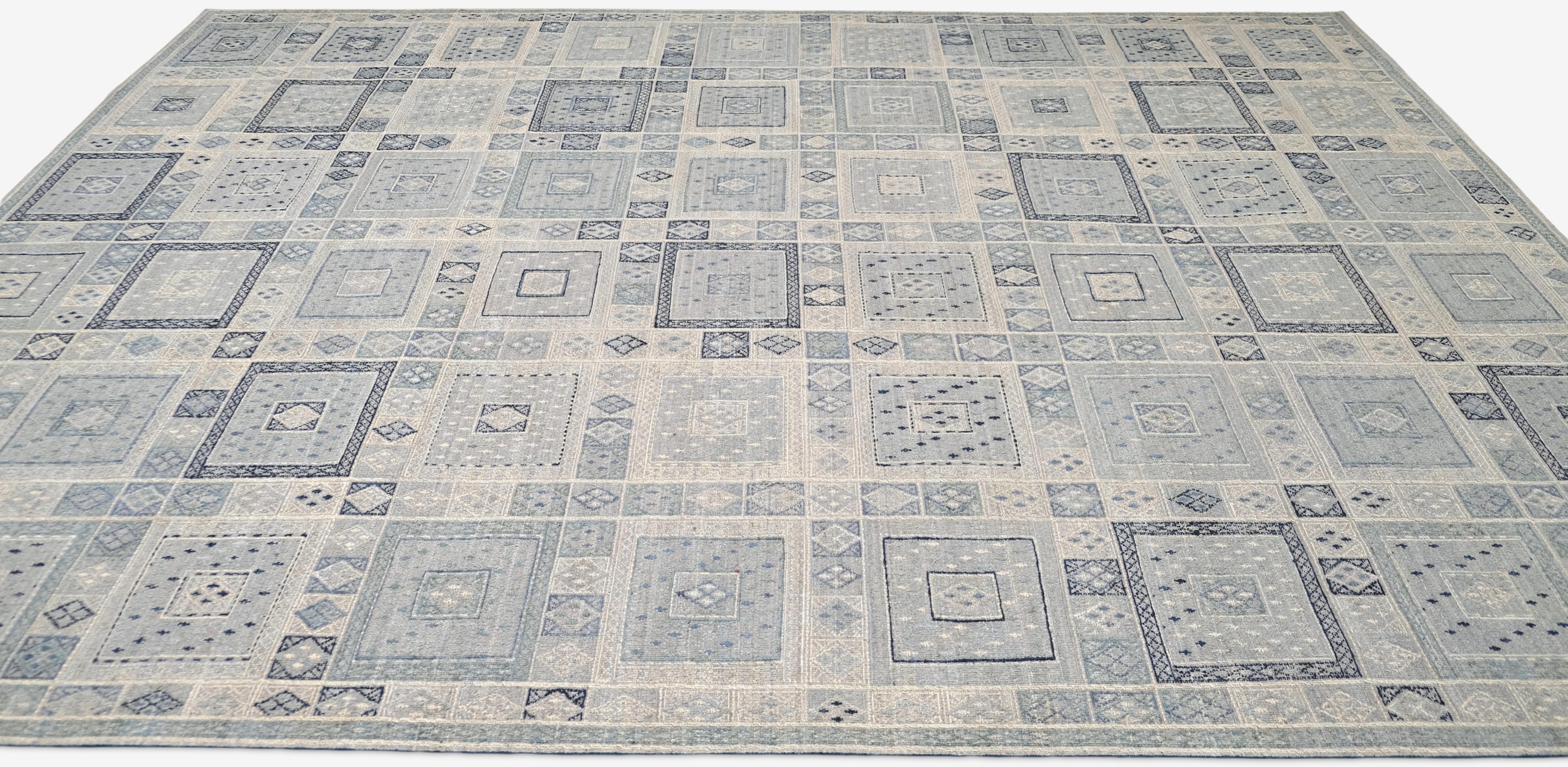 Caratterizzato da un moderno motivo geometrico nei toni rilassanti del blu, del grigio e dell'avorio. Questo pezzo è un mix perfetto di design contemporaneo e artigianato tradizionale, con una griglia ripetuta di motivi intricati che trasudano