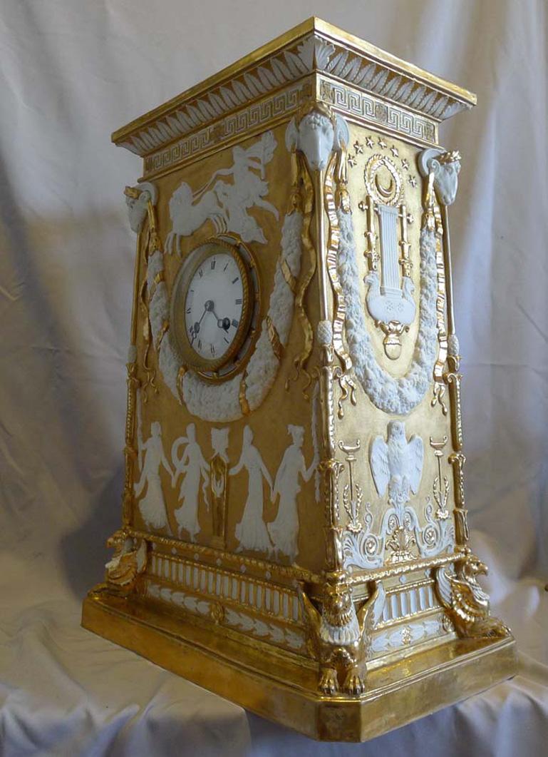 Orologio da caminetto Samson in porcellana di bisquit della fine del XIX secolo/inizio del XX secolo, in stile neoclassico, dorato in parcella con campana a canne sopra un fregio a foglie d'acanto e chiavi greche, la cassa decorata con Apollo e le