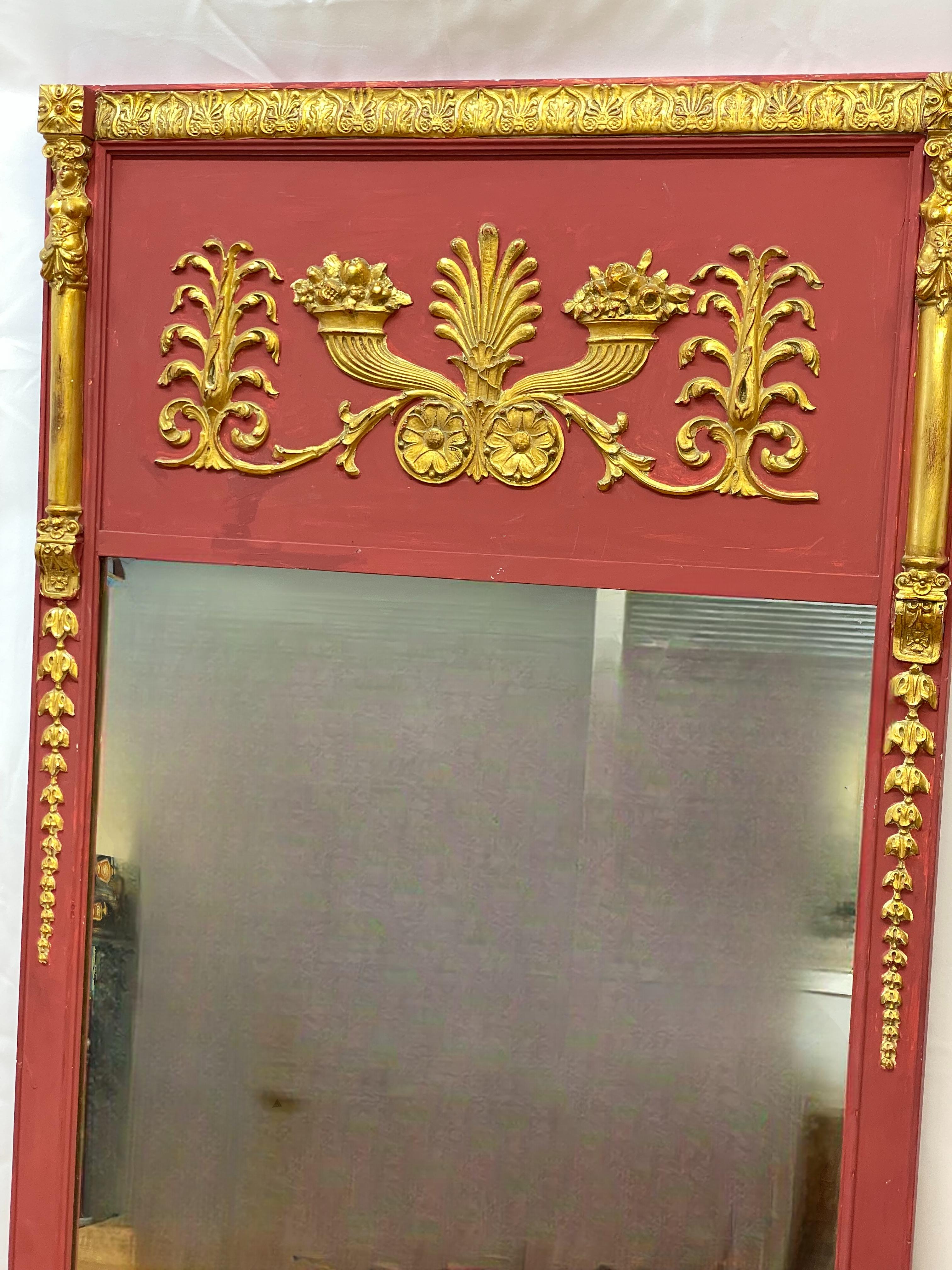 Miroir néoclassique doré et peint en rouge avec motif de corne d'abondance

28x1x52