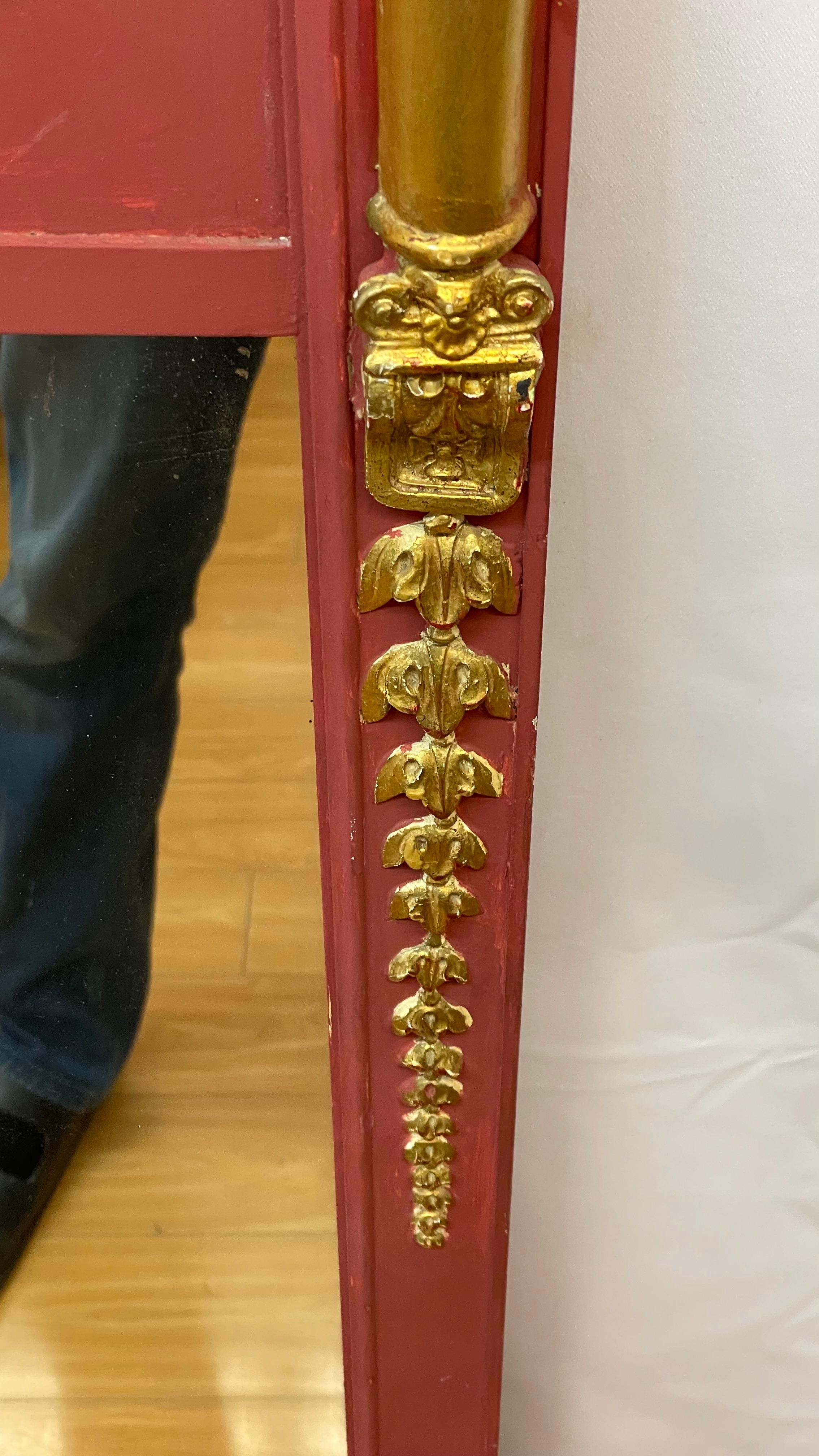 Miroir néoclassique doré et peint en rouge avec motif de corne d'abondance en vente 1