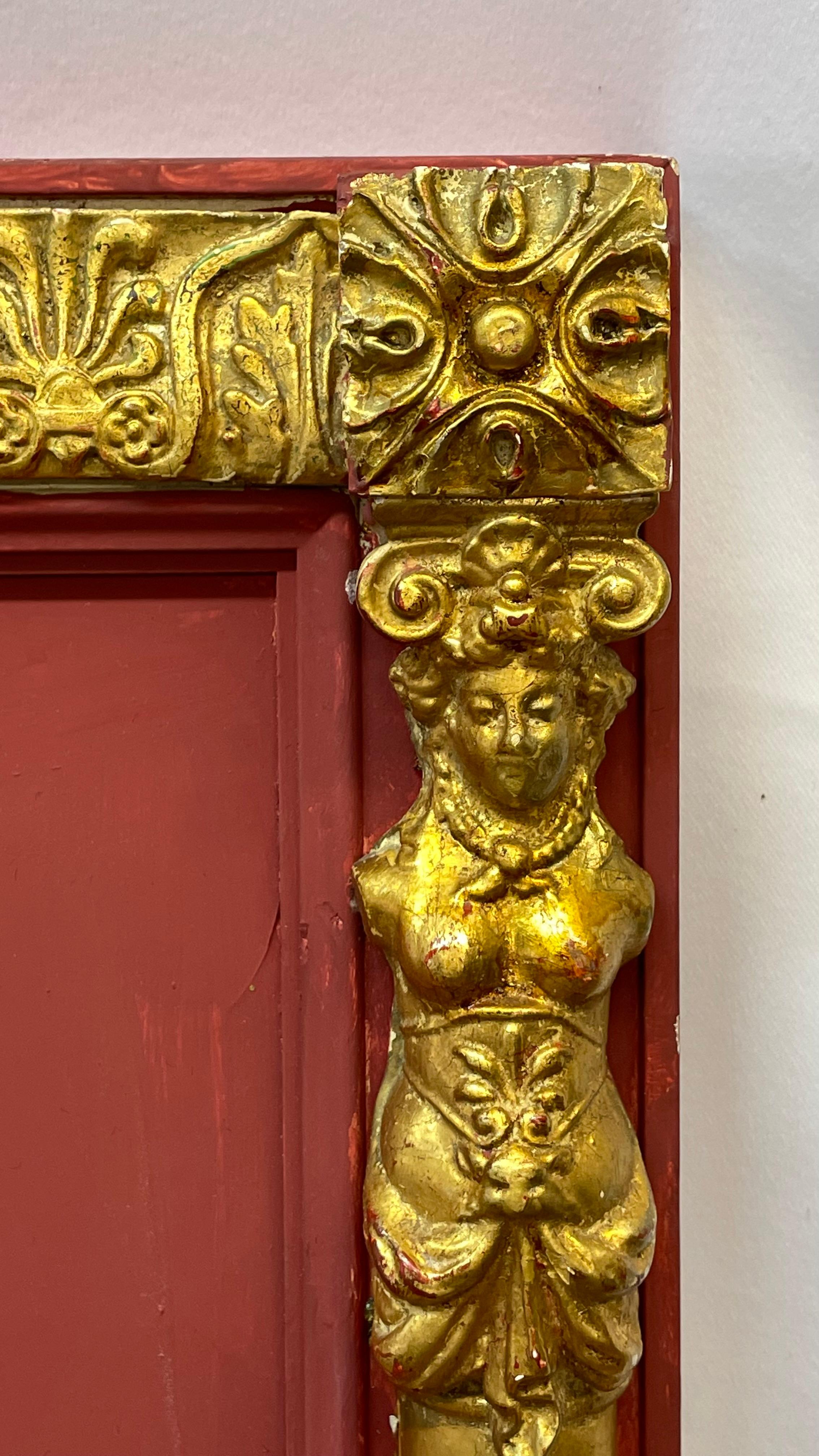 Miroir néoclassique doré et peint en rouge avec motif de corne d'abondance en vente 2