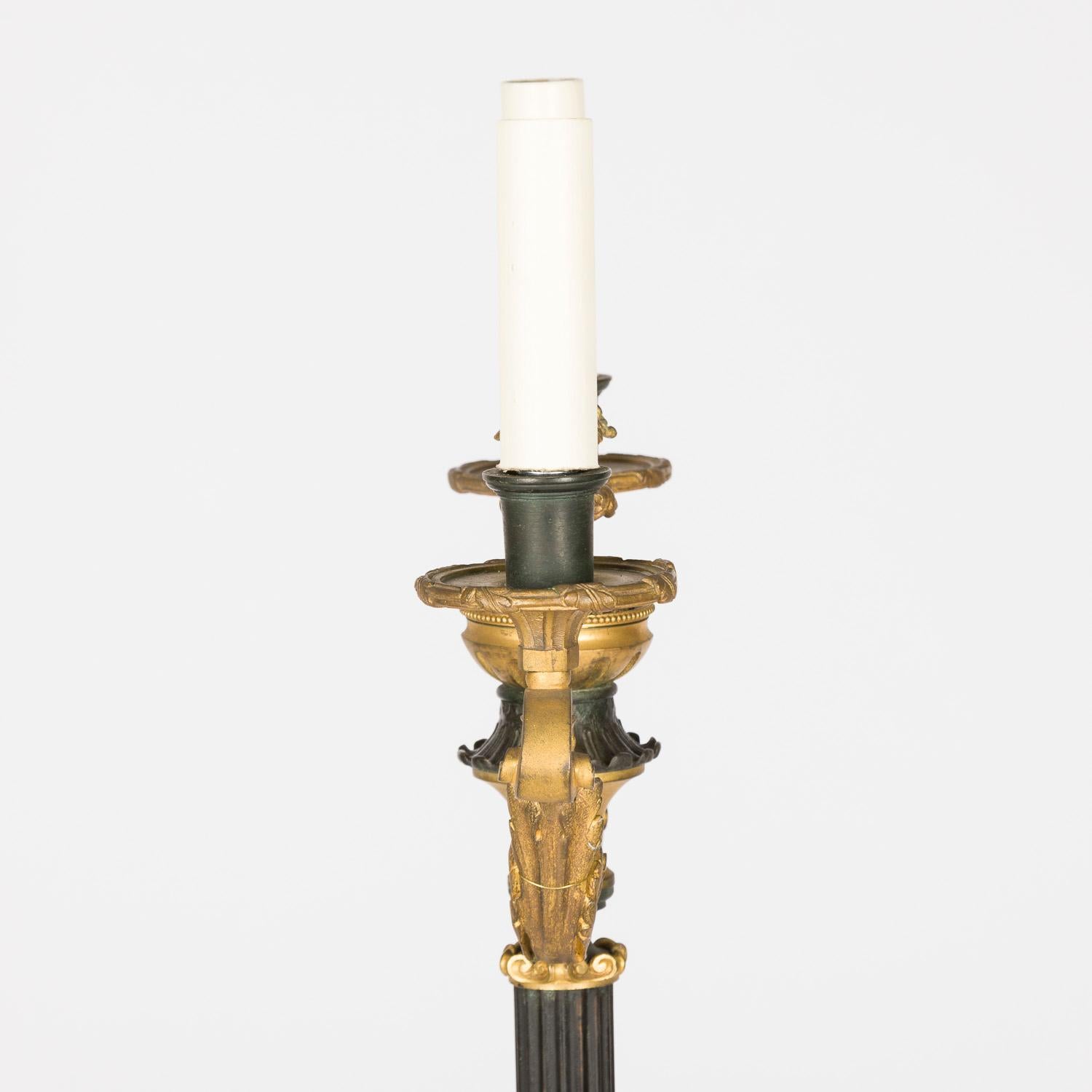Lampe standard néo-classique en bronze doré, tôle et marbre de Sienne à deux bras. en vente 4
