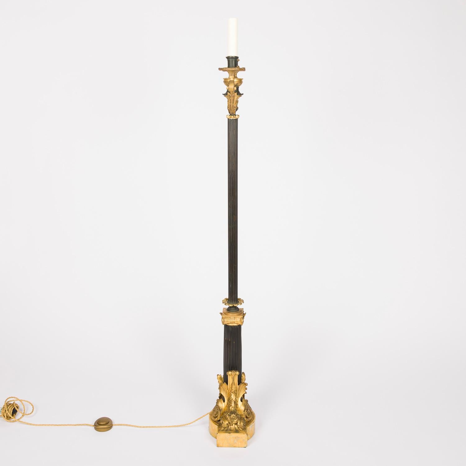 Lampe standard néo-classique en bronze doré, tôle et marbre de Sienne à deux bras. en vente 5