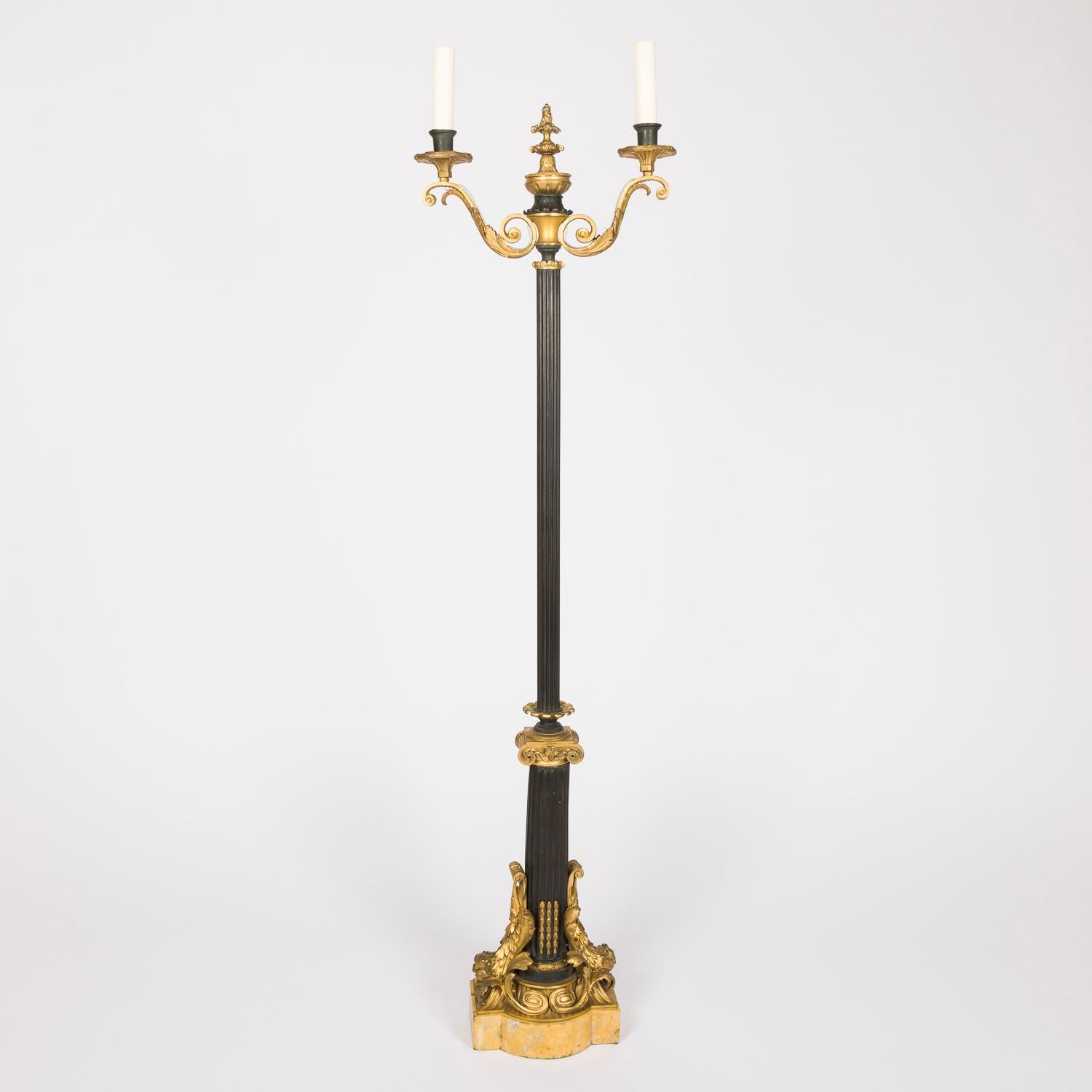 Lampe standard néo-classique en bronze doré, tôle et marbre de Sienne à deux bras. en vente 6