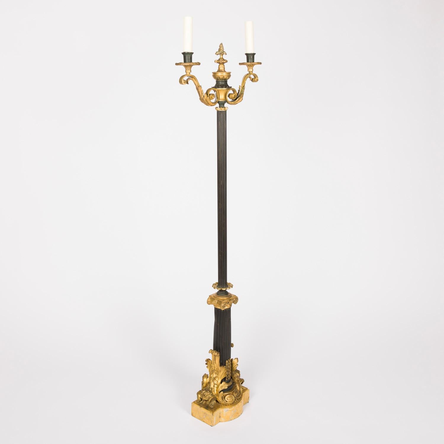 Français Lampe standard néo-classique en bronze doré, tôle et marbre de Sienne à deux bras. en vente