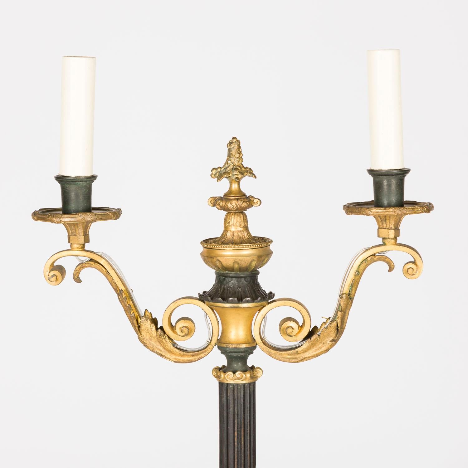 Neo-klassische Stehleuchte aus vergoldeter Bronze, Tôle und Siena-Marmor mit zwei Armen (Vergoldet) im Angebot