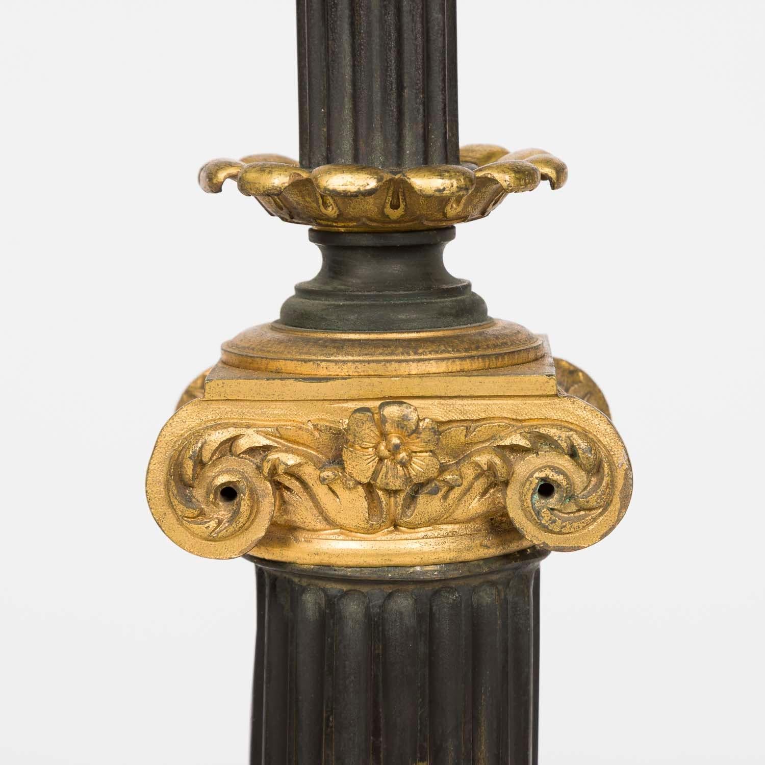 Neo-klassische Stehleuchte aus vergoldeter Bronze, Tôle und Siena-Marmor mit zwei Armen im Zustand „Gut“ im Angebot in London, GB