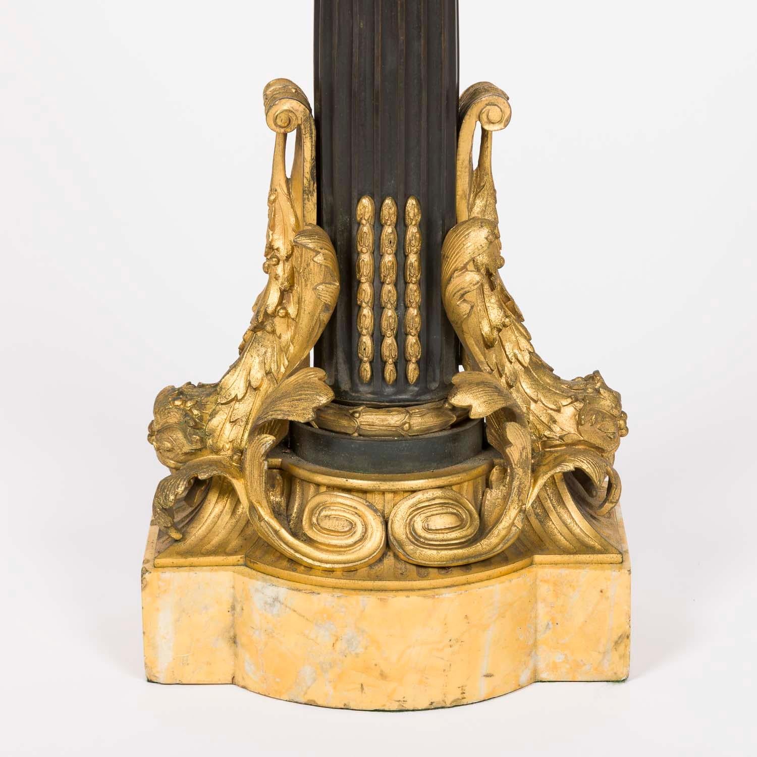 Neo-klassische Stehleuchte aus vergoldeter Bronze, Tôle und Siena-Marmor mit zwei Armen (20. Jahrhundert) im Angebot