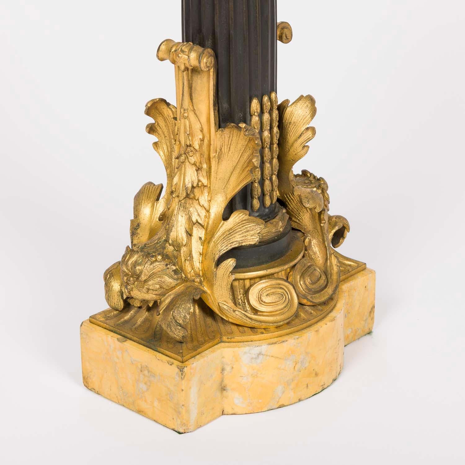 Laiton Lampe standard néo-classique en bronze doré, tôle et marbre de Sienne à deux bras. en vente