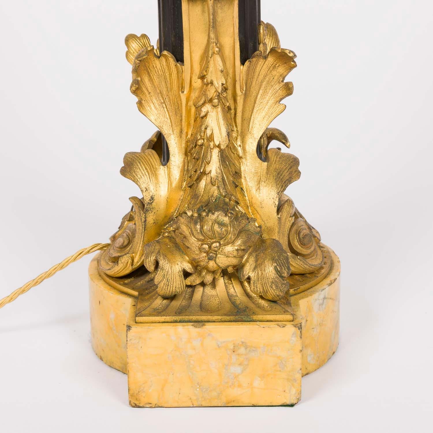 Neo-klassische Stehleuchte aus vergoldeter Bronze, Tôle und Siena-Marmor mit zwei Armen im Angebot 1