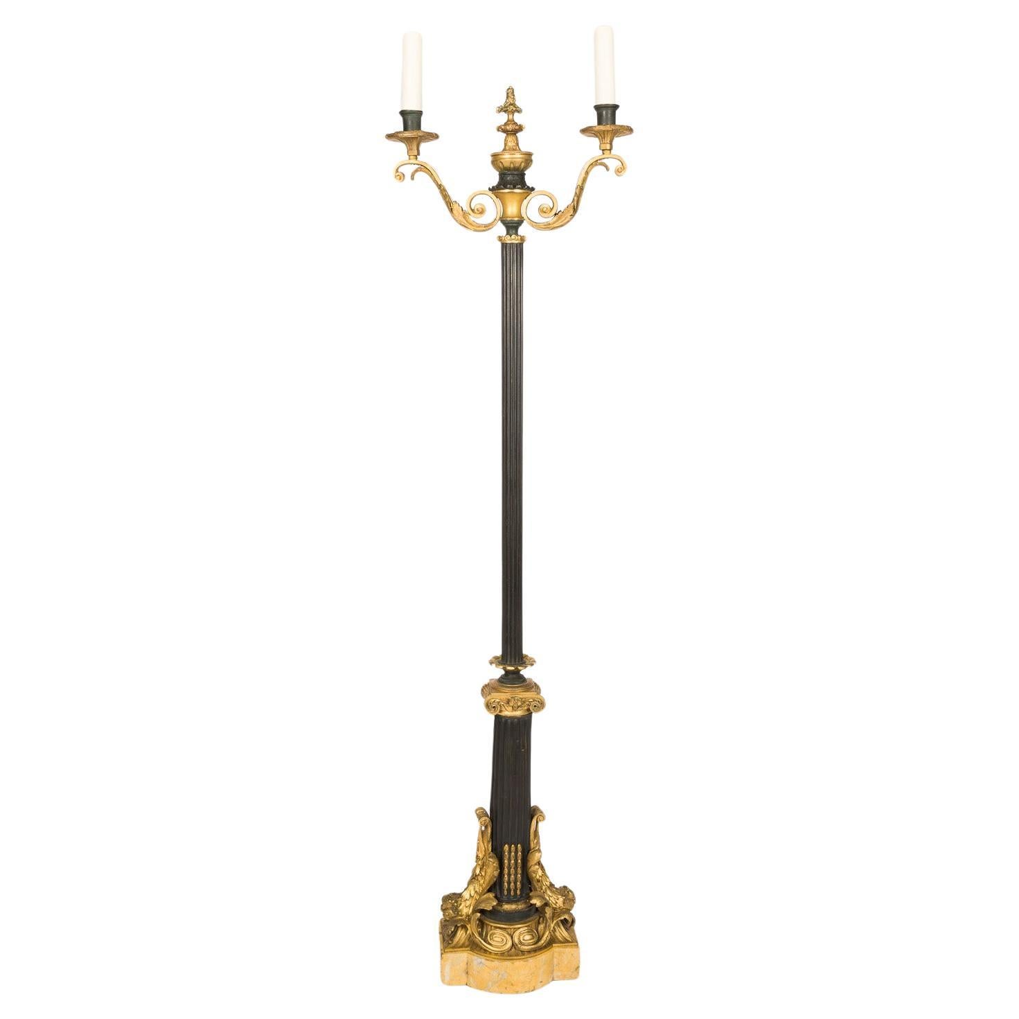 Lampe standard néo-classique en bronze doré, tôle et marbre de Sienne à deux bras. en vente