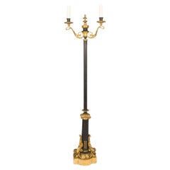 Lampe standard néo-classique en bronze doré, tôle et marbre de Sienne à deux bras.