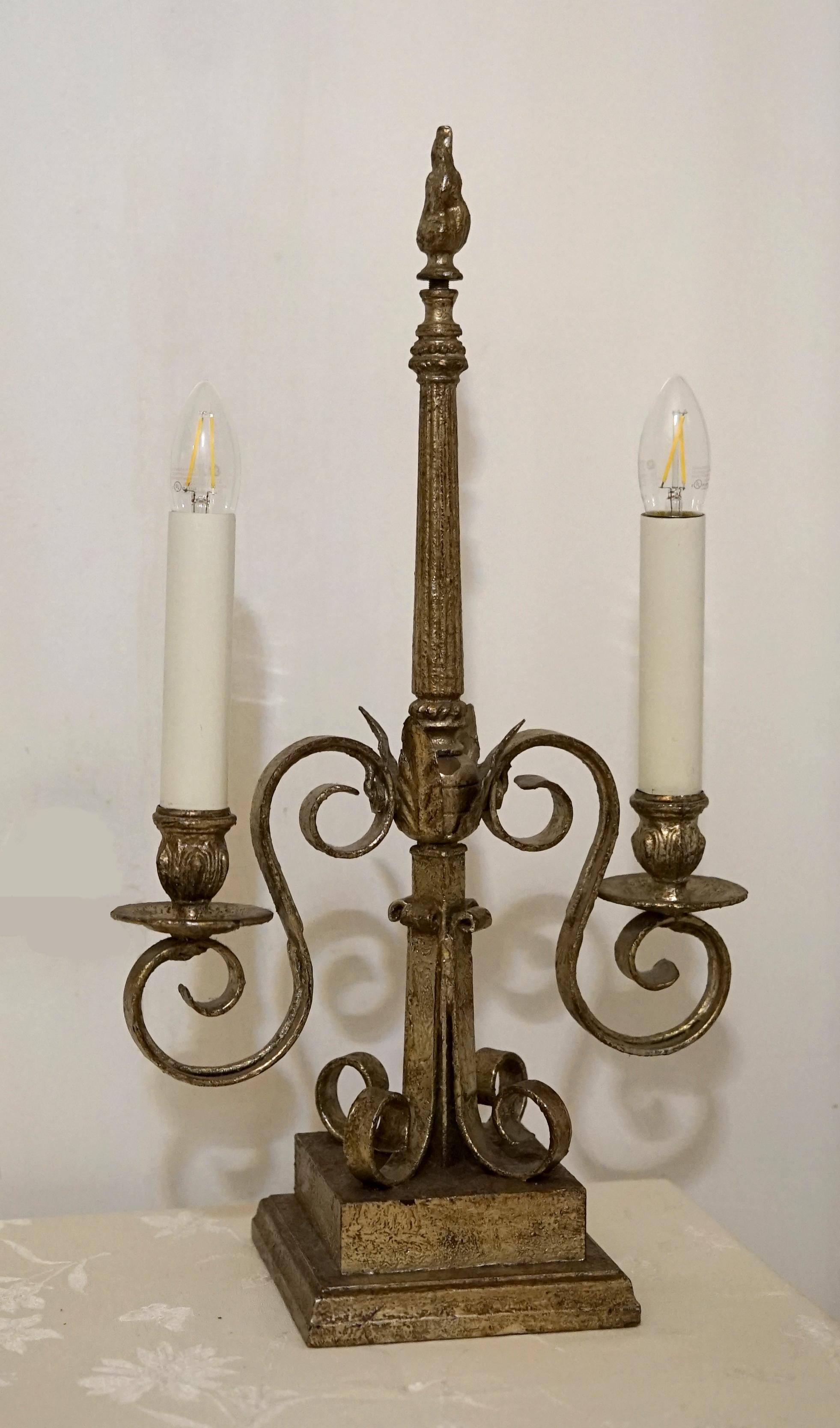 Lampe de bureau à deux bougies de style candélabre doré néo-classique en vente 4