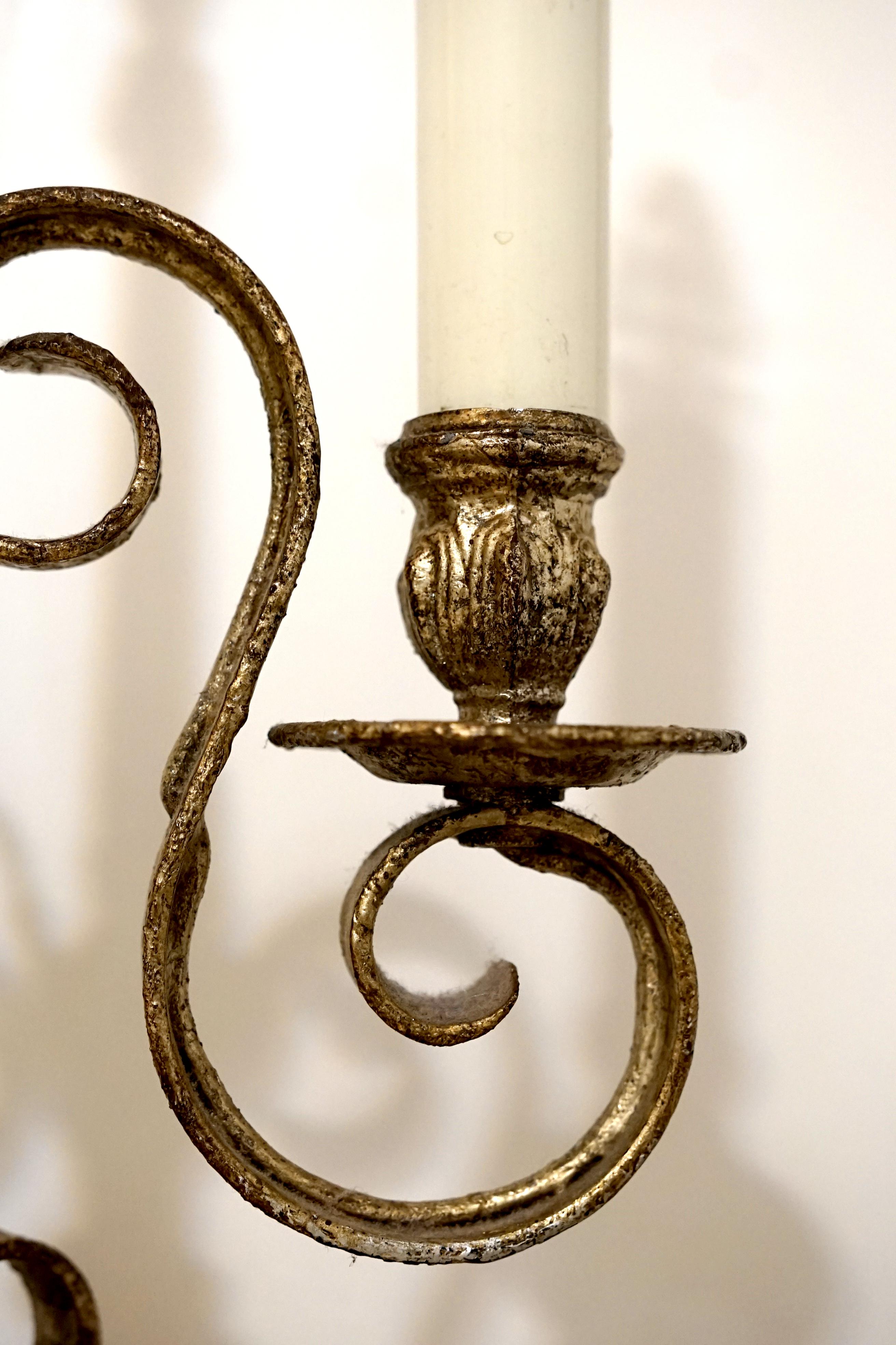 20ième siècle Lampe de bureau à deux bougies de style candélabre doré néo-classique en vente