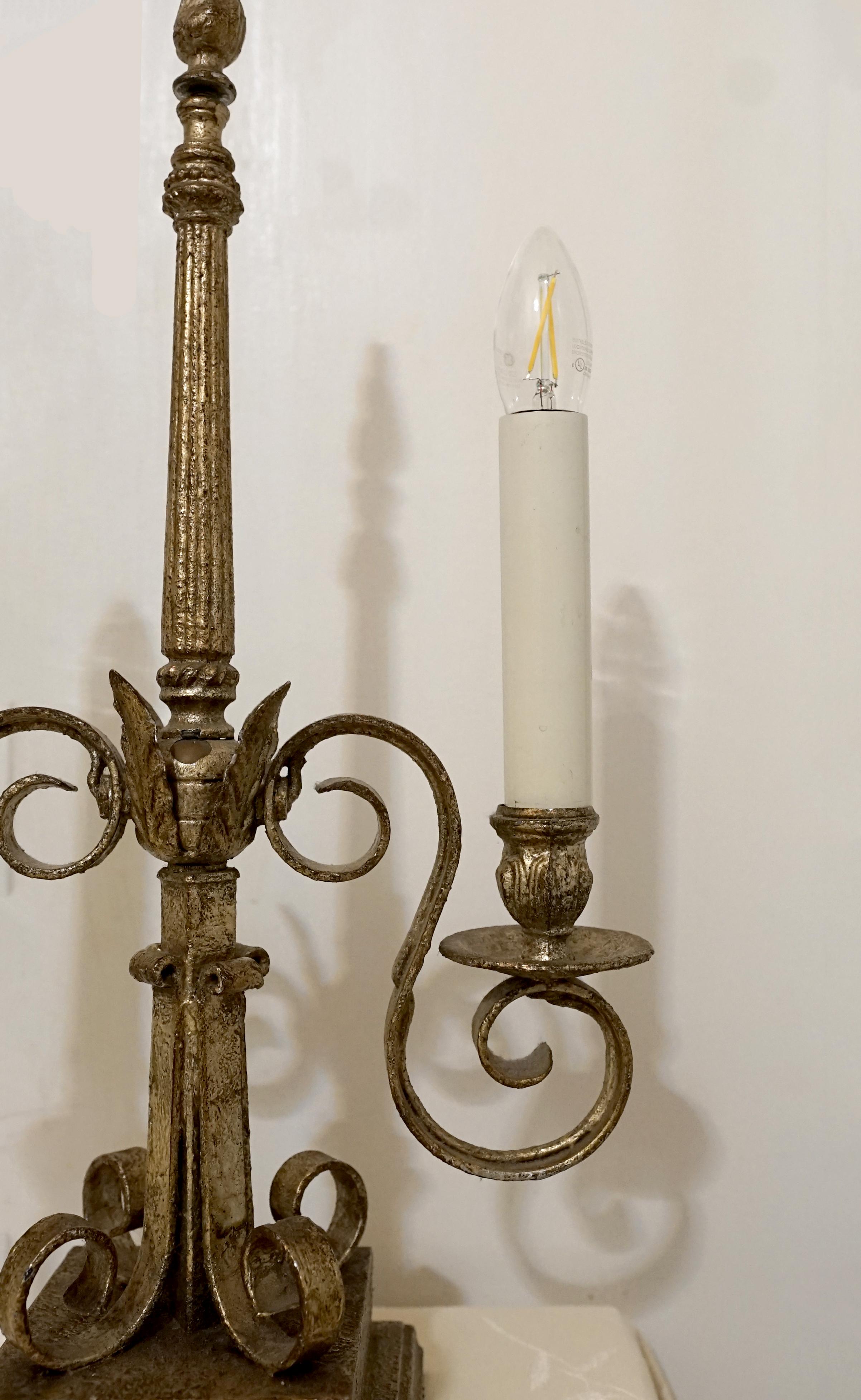 Fer Lampe de bureau à deux bougies de style candélabre doré néo-classique en vente