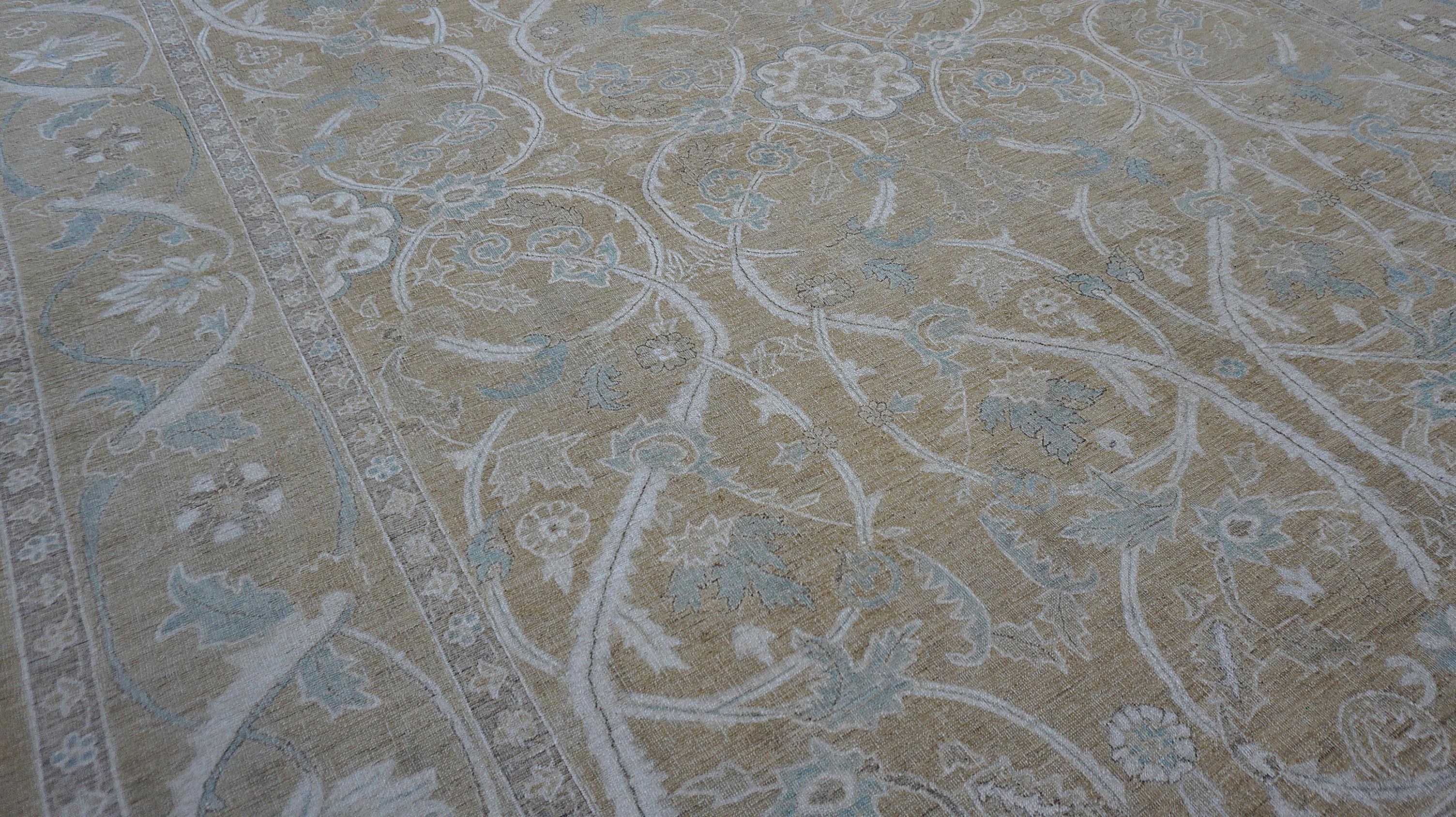 Dieser handgeknüpfte Wollteppich fängt die Eleganz traditioneller, persisch inspirierter Designs ein und zeigt gleichzeitig die einzigartige Handwerkskunst der Region. Dieses von erfahrenen Kunsthandwerkern gewebte Stück zeigt ein kompliziertes