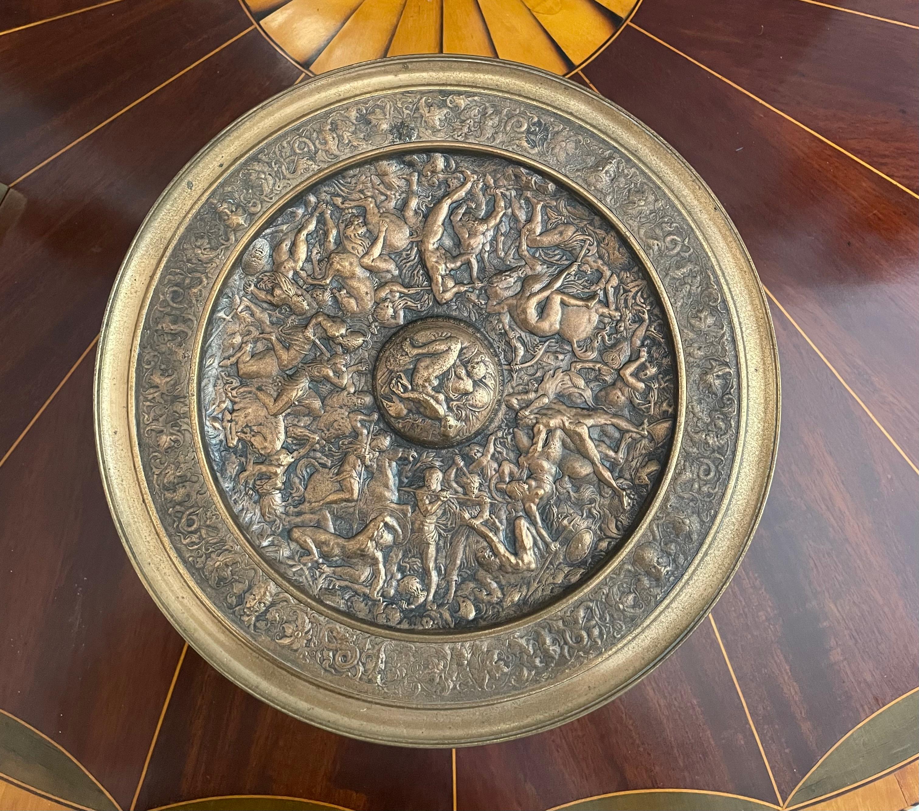 Tazza de Bronce Grand Tour con Escena de Batalla Amazónica en venta 5